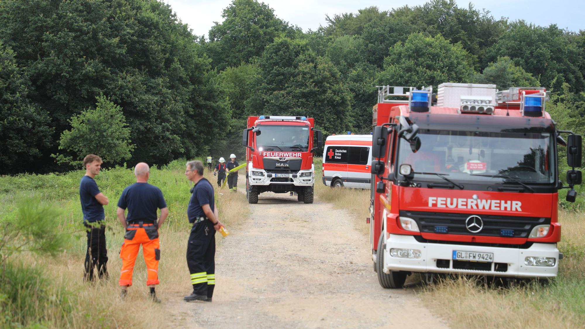 Feuerwehrfahrzeuge stehen in der Wahner Heide.