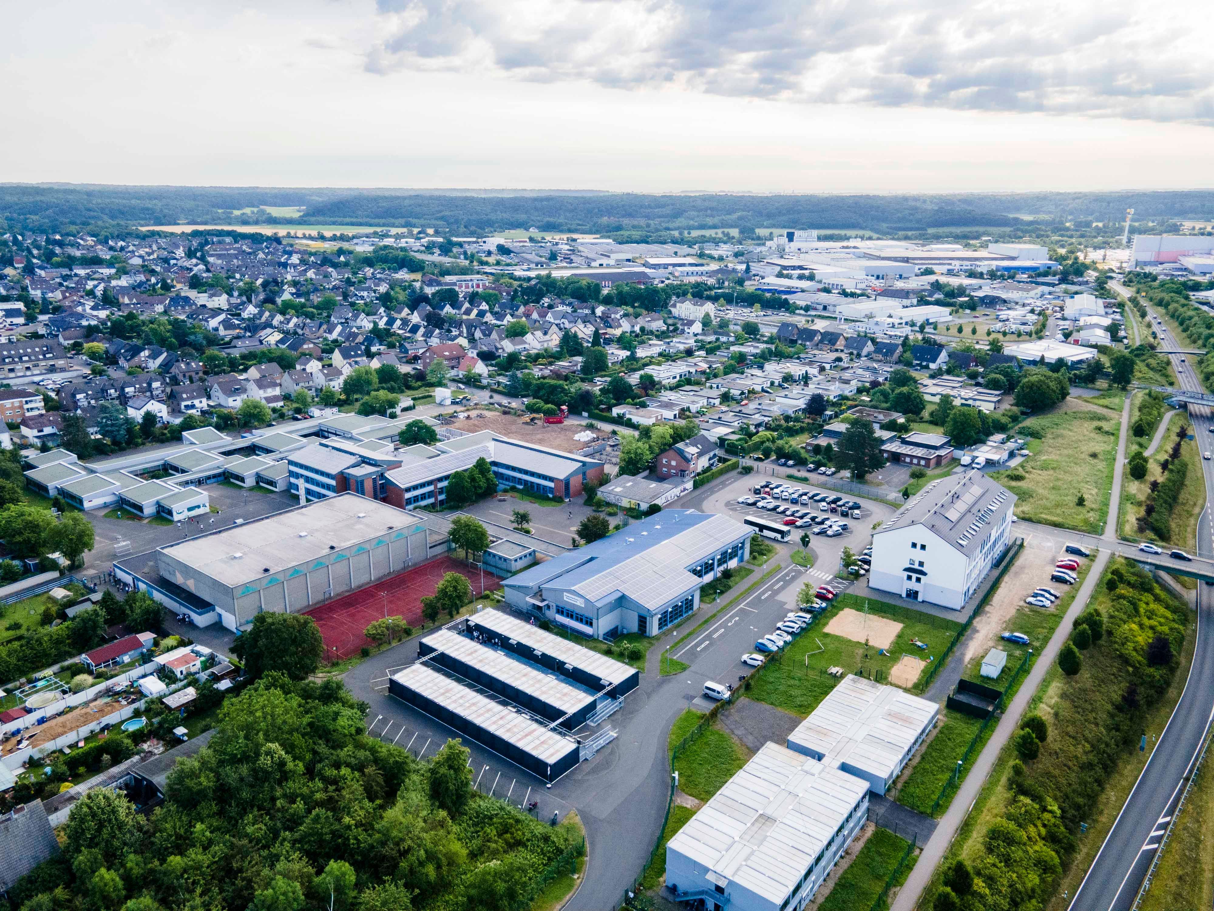 Das Luftbild zeigt das Containerdorf an der Gesamtschule in Weilerswist.