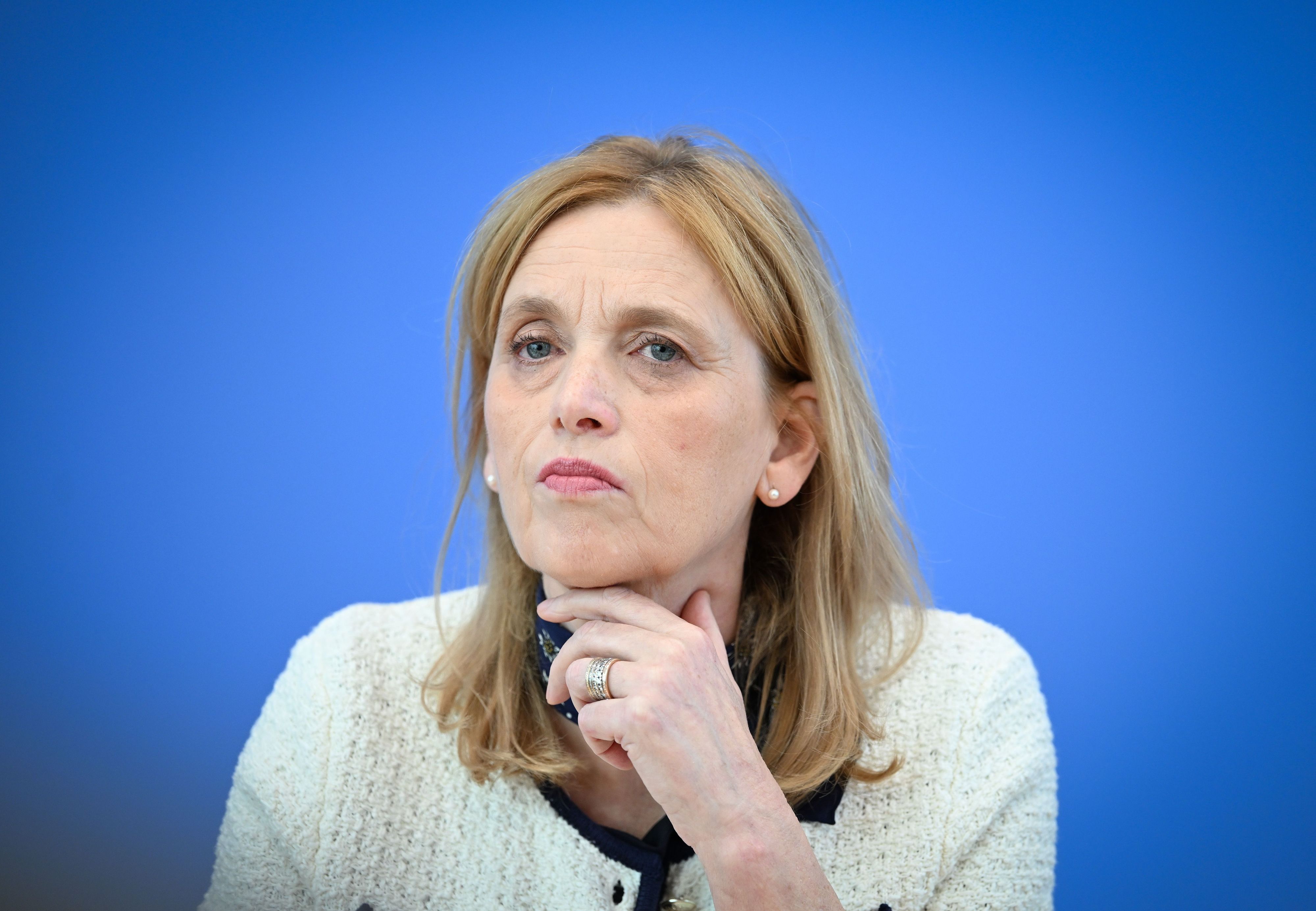 Karin Prien (CDU), Bundesministerin für Bildung, Familie, Senioren, Frauen und Jugend, aufgenommen während einer Pressekonferenz