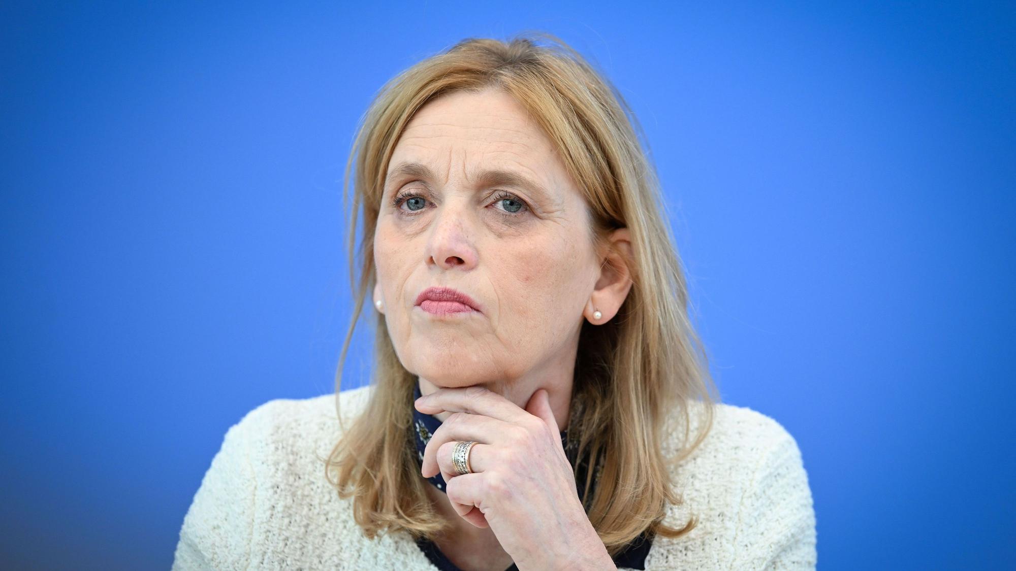 Karin Prien (CDU), Bundesministerin für Bildung, Familie, Senioren, Frauen und Jugend, aufgenommen während einer Pressekonferenz