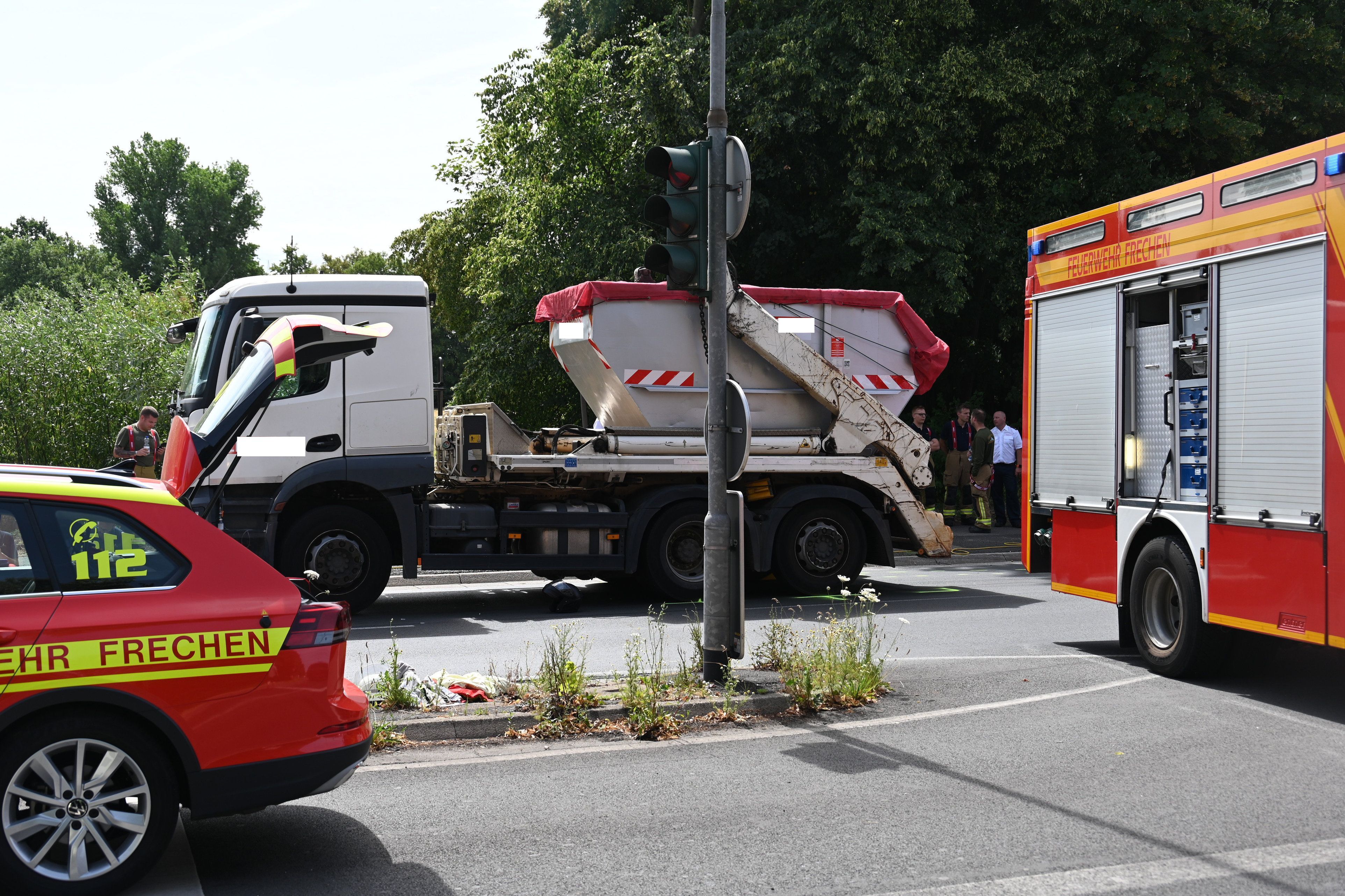Der Lkw-Fahrer hat die Frau auf dem Motorroller mehrere Meter mitgeschleift.