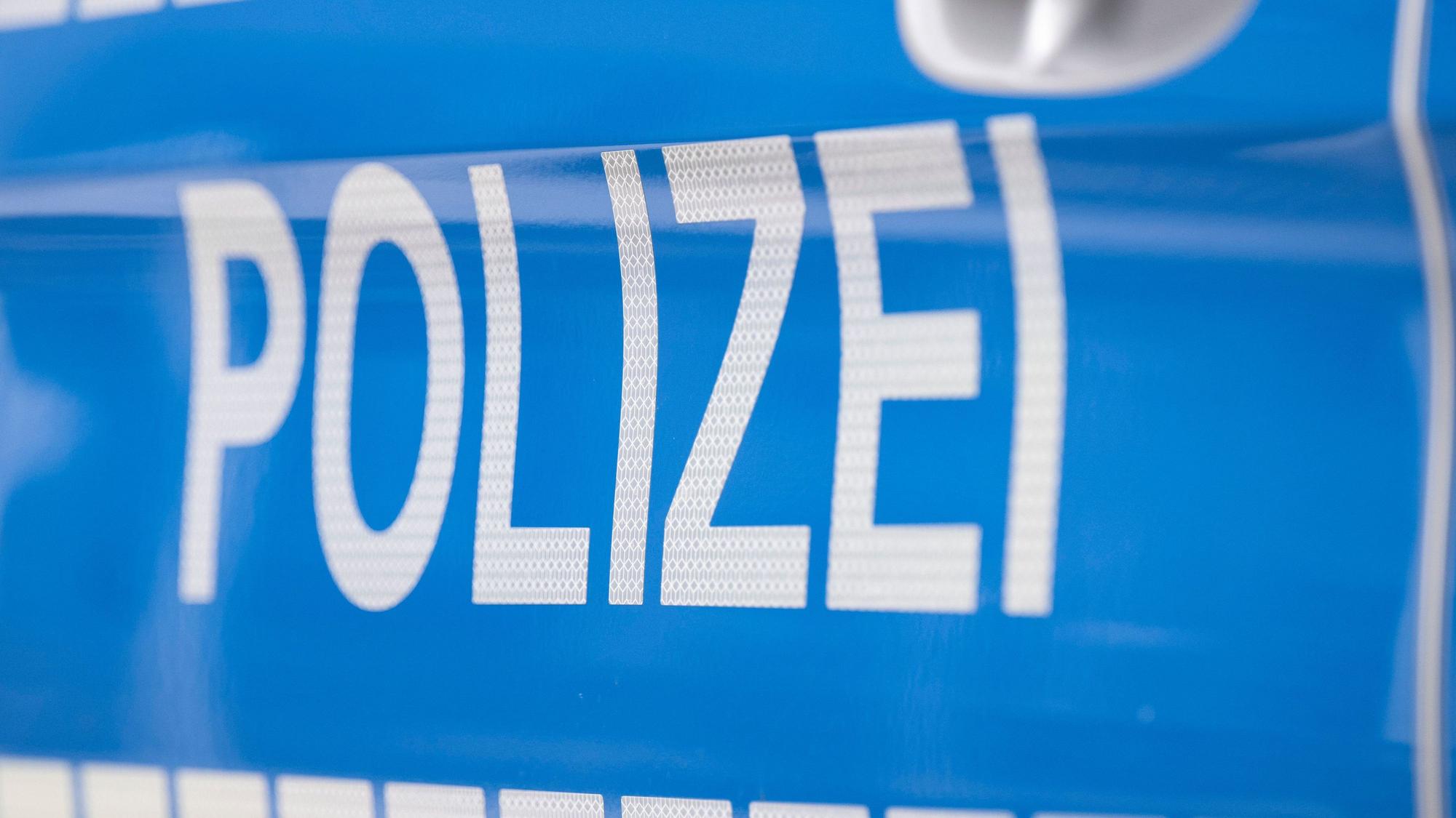Der Schriftzug «Polizei» ist auf einem Streifenwagen zu lesen.