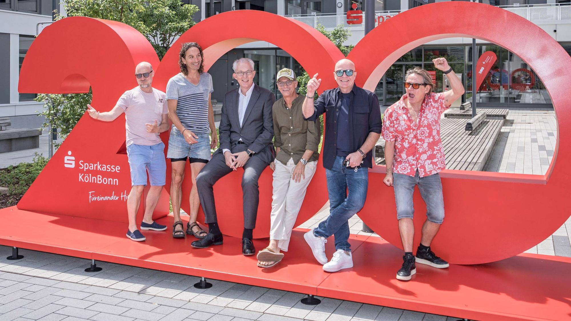 Die Band Brings mit Sparkassen-Chef Ulrich Voigt.