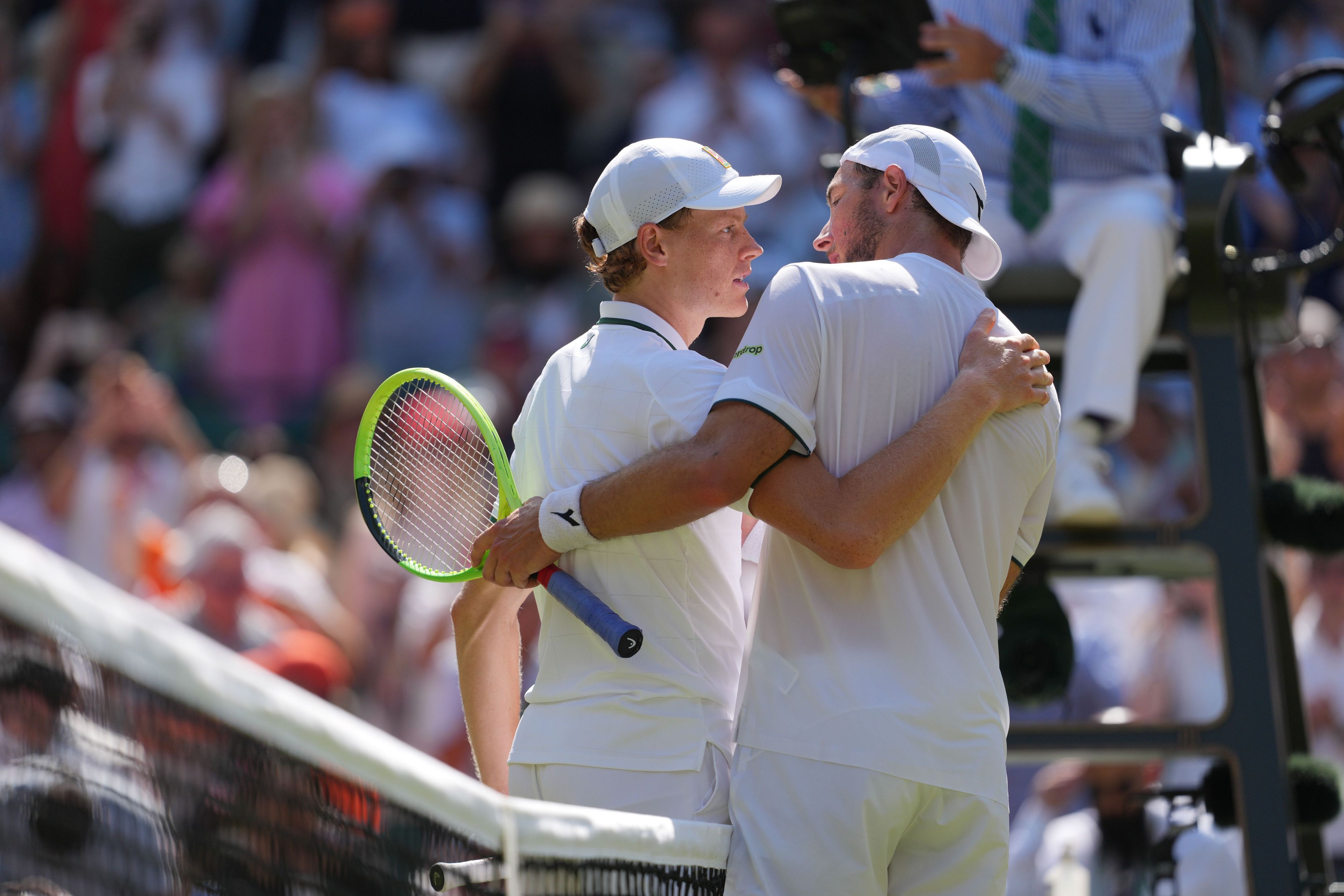 Jannik Sinner (l) wird nach seinem Sieg von Jan-Lennard Struff beglückwünscht.