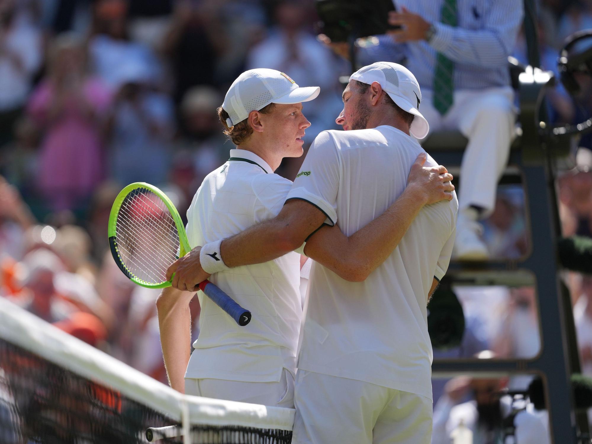 Jannik Sinner (l) wird nach seinem Sieg von Jan-Lennard Struff beglückwünscht.