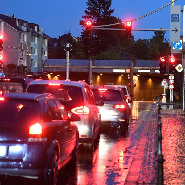 Autos stehen vor dem Tunnel nach Bad Godesberg (Archivfoto).