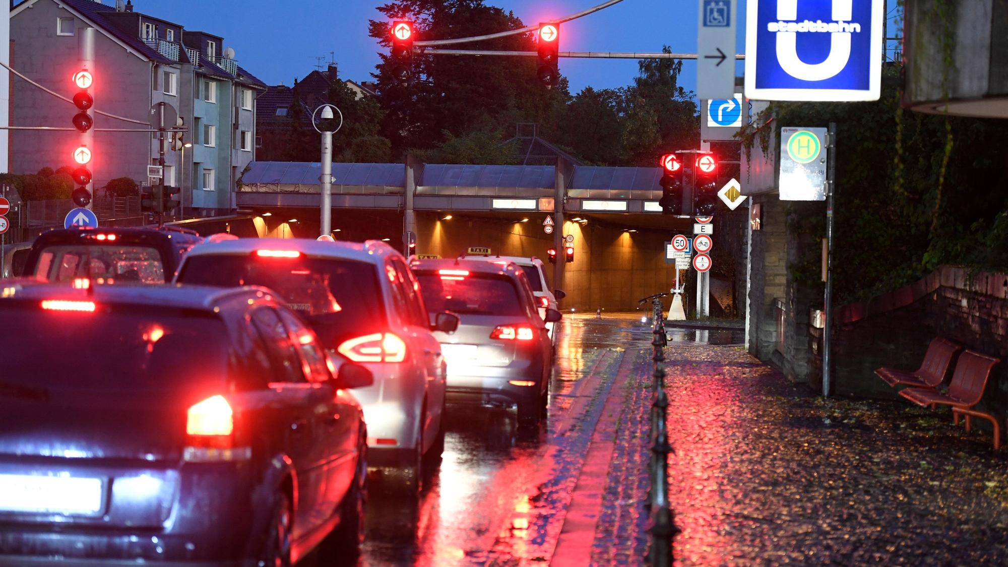 Autos stehen vor dem Tunnel nach Bad Godesberg (Archivfoto).