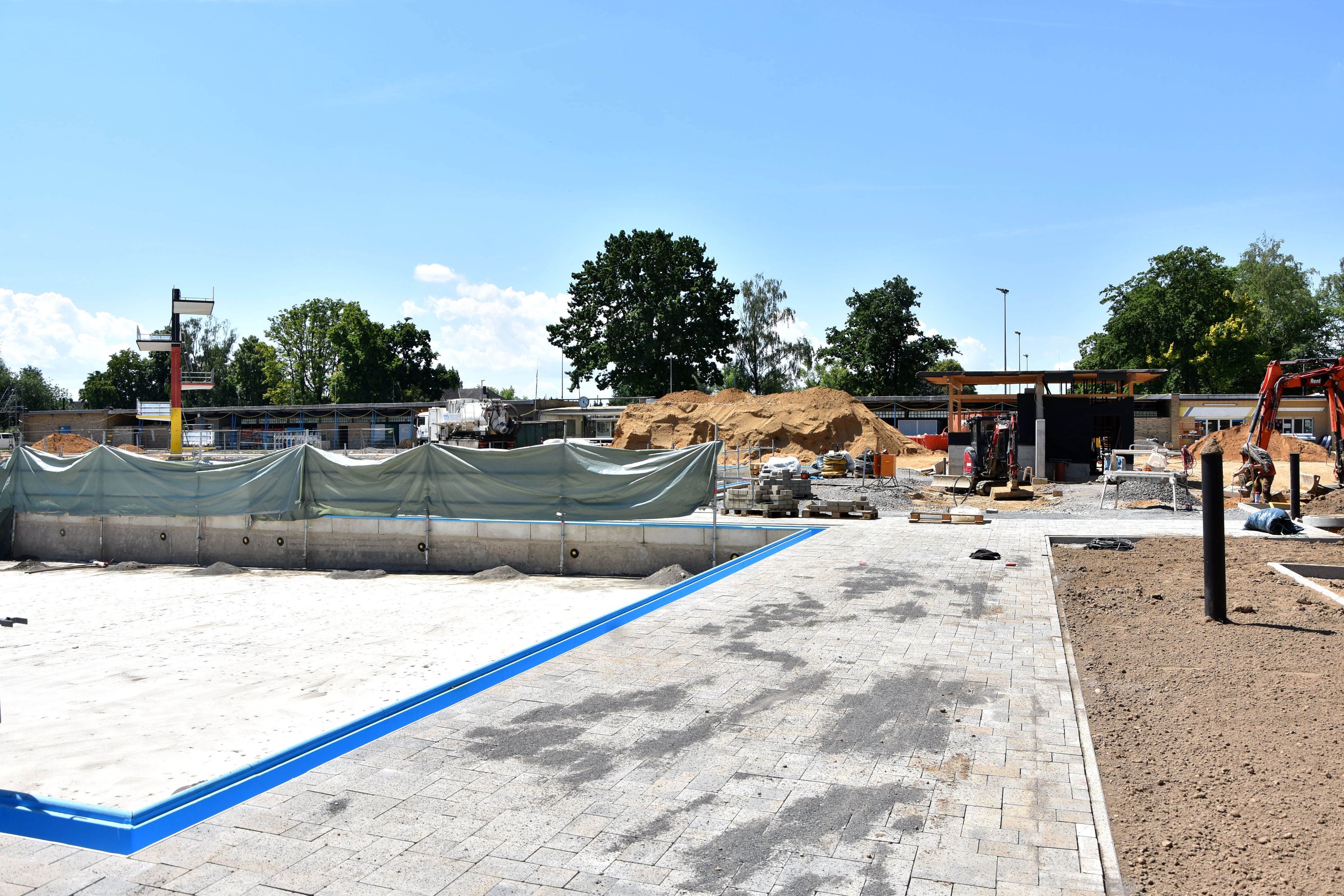 Im Juni beherrschten Baumaschinen, Gewerke und Baumaterial das Gelände.