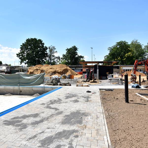 Im Juni beherrschten Baumaschinen, Gewerke und Baumaterial das Gelände.