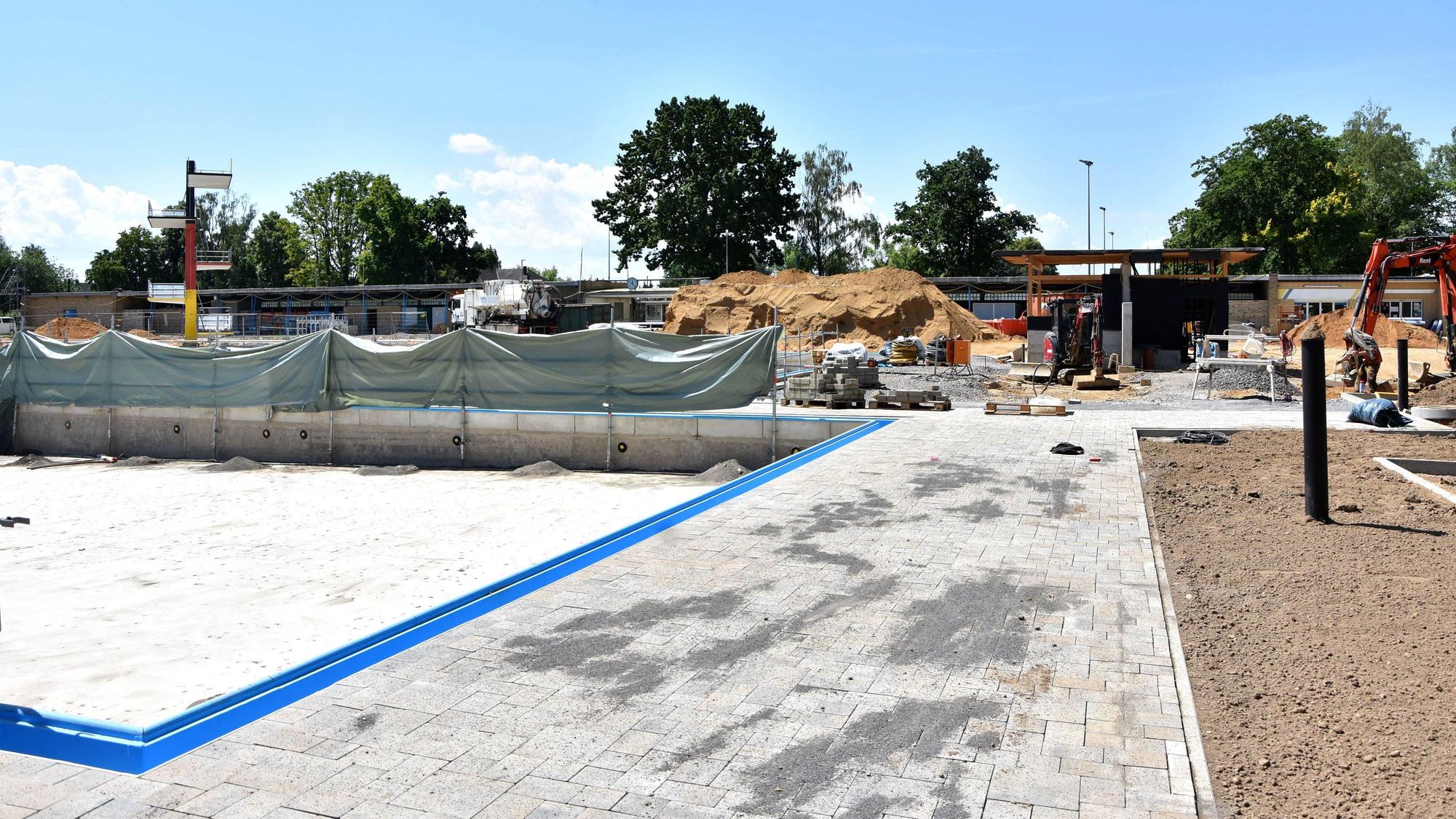 Im Juni beherrschten Baumaschinen, Gewerke und Baumaterial das Gelände.