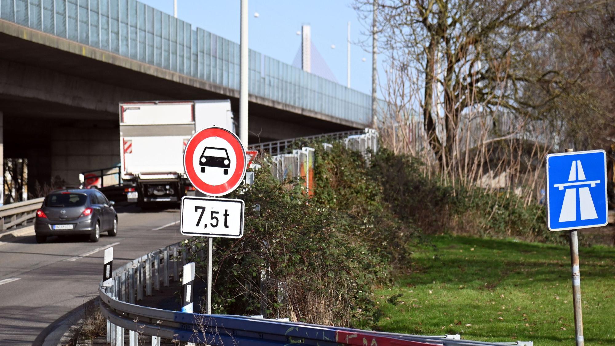 Die Autobahn A565 führt auf der Bonner Nordbrücke über den Rhein. (Archivfoto)