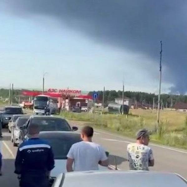 Der Ausschnitt aus einem Video soll eine brennende Raffinerie in russischen Nischnekamsk zeigen, im Vordergrund die Warteschlange vor einer Tankstelle.