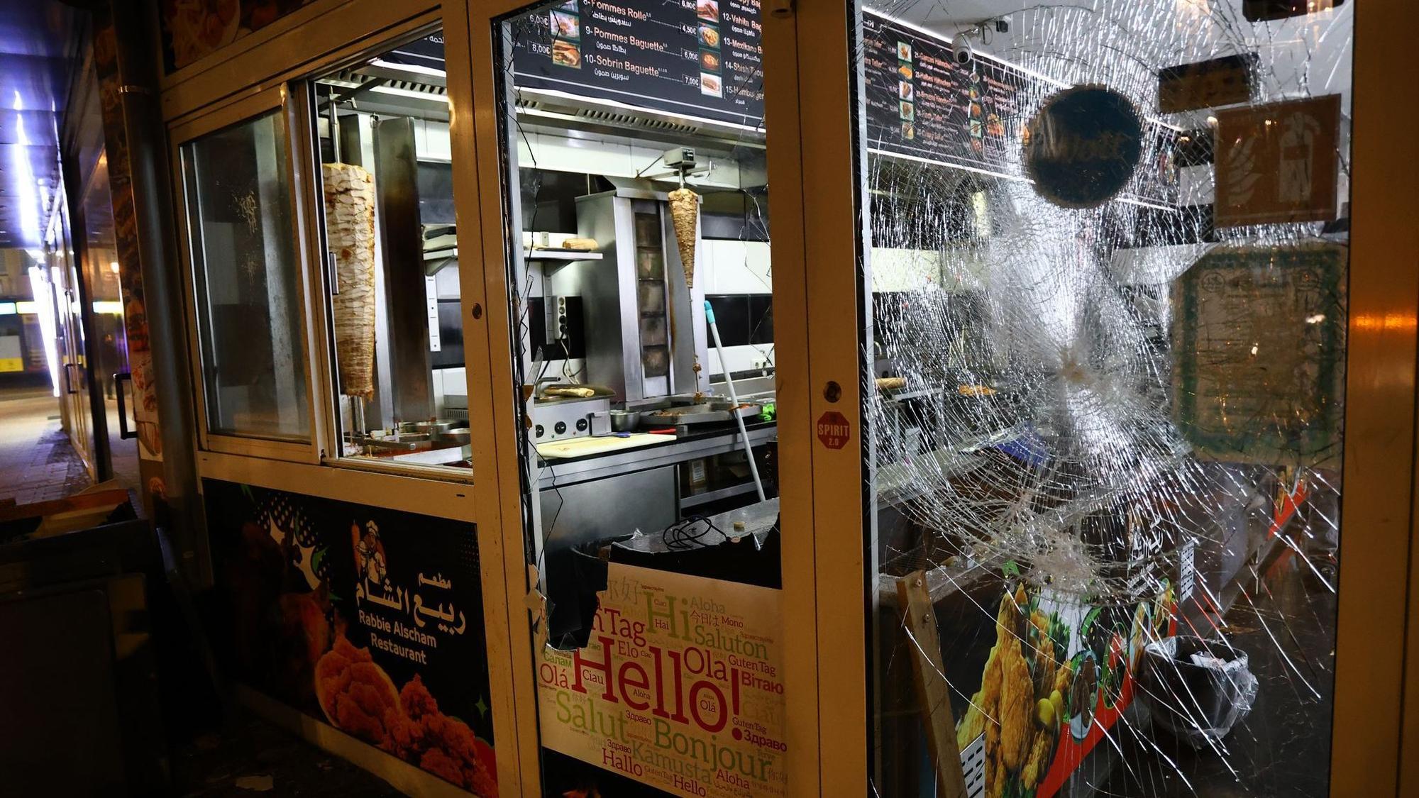 Ein syrisches Restaurant wurde von Teilnehmern der pro-kurdischen Demonstration demoliert. (Archivbild)