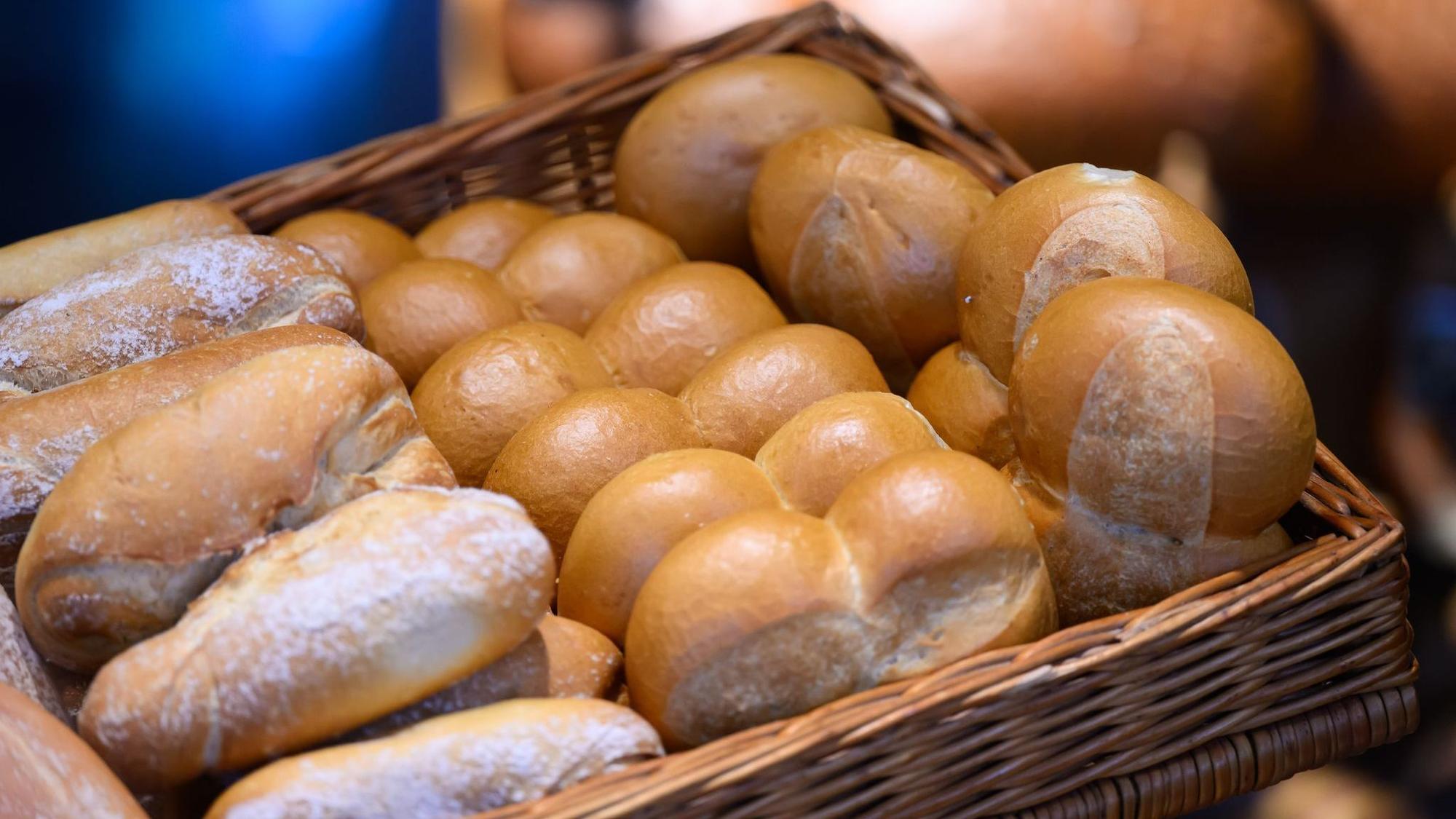 Verbraucher kaufen Brot und Brötchen heute vielfach nicht mehr beim klassischen Bäcker, sondern im Supermarkt. (Archivbild)