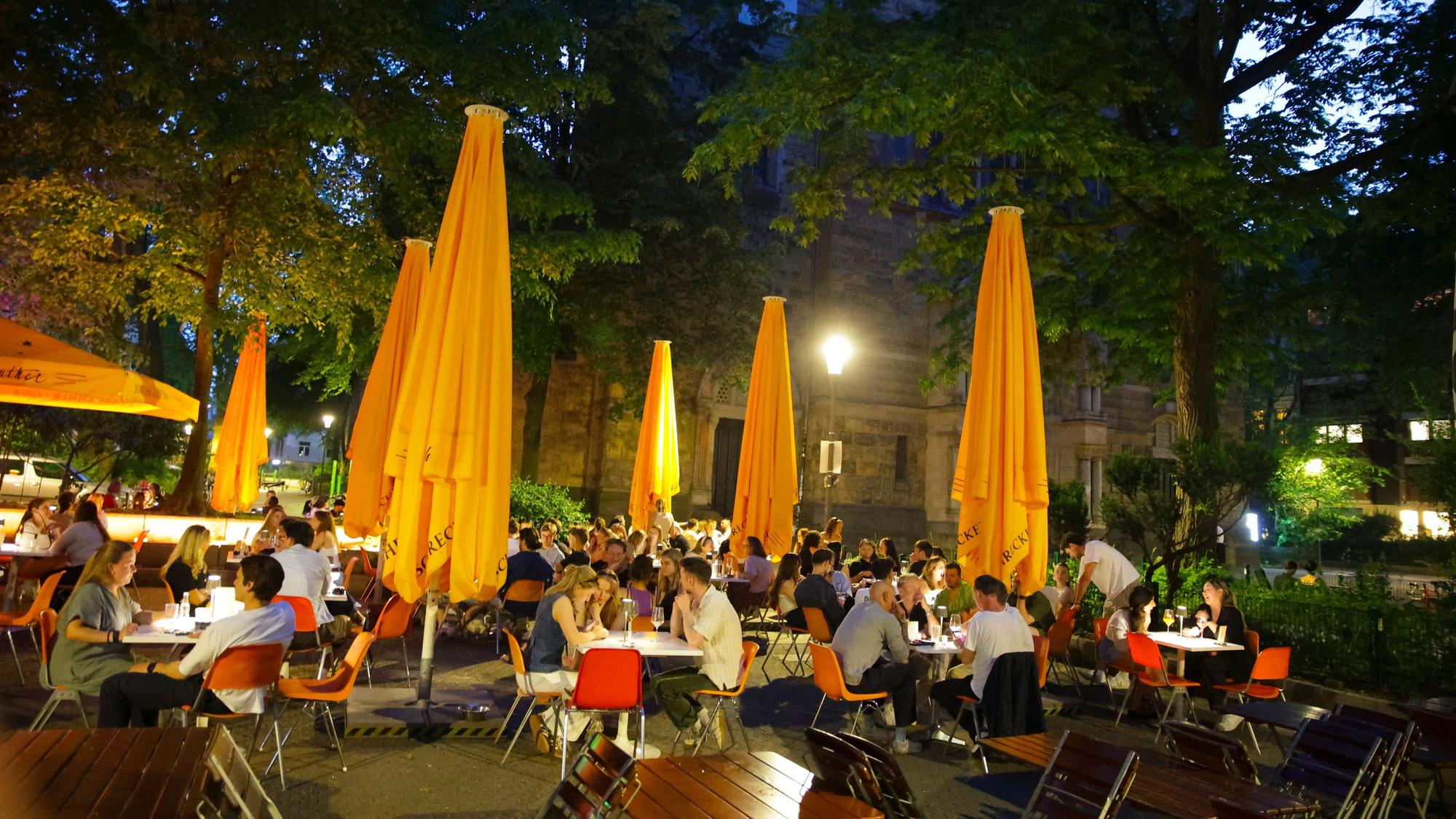 Nur das Café Hallmackenreuther darf länger als 22 Uhr öffnen, es hat gegen eine Genehmigung der Stadt Köln geklagt.