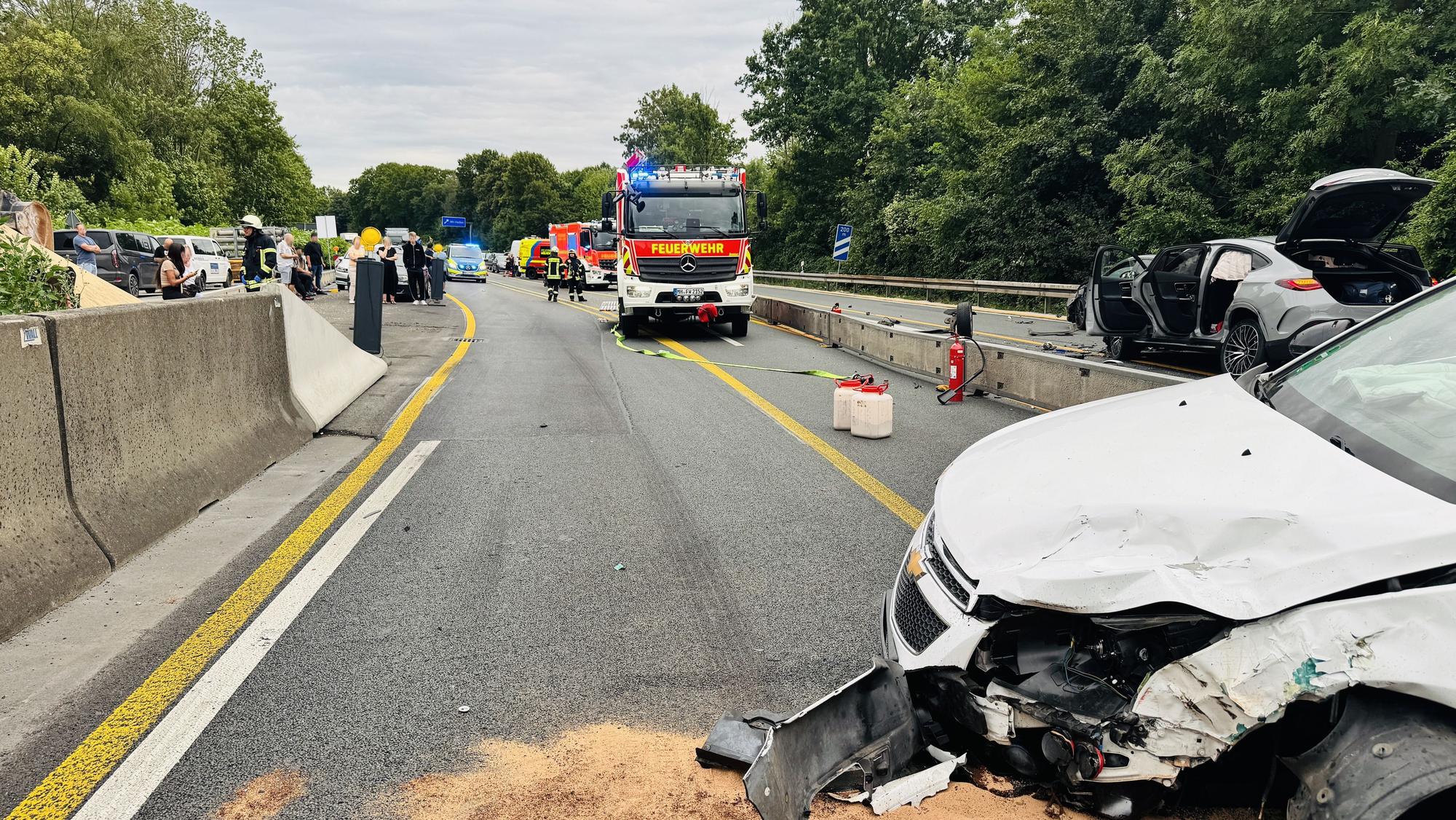 Insgesamt sieben Menschen wurden bei dem schweren Unfall auf der A40 verletzt.
