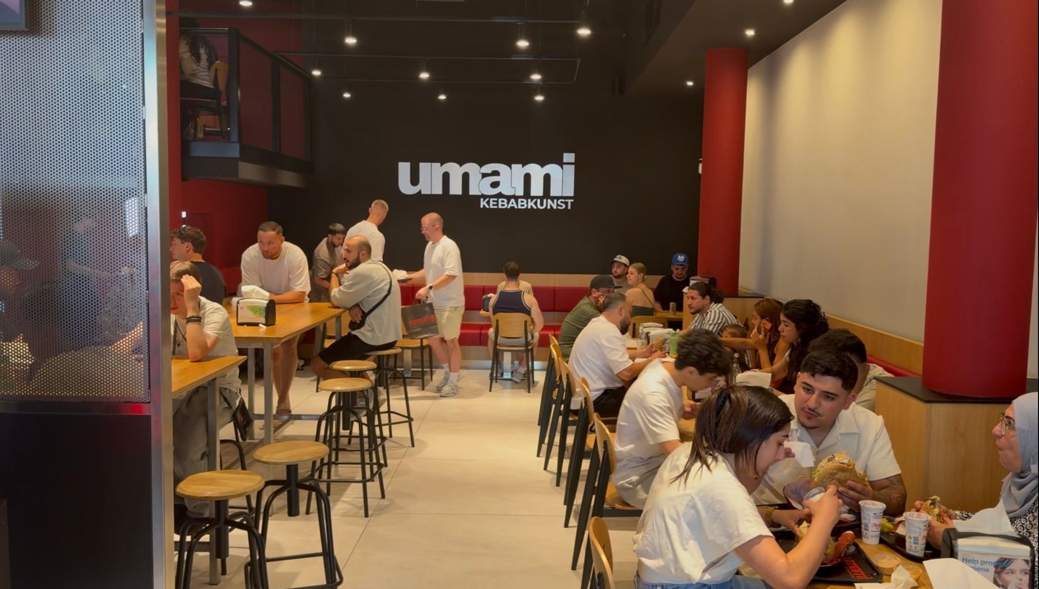 Blick in den Restaurantbereich des Umami Kebabkunst am Zülpicher Platz in Köln.