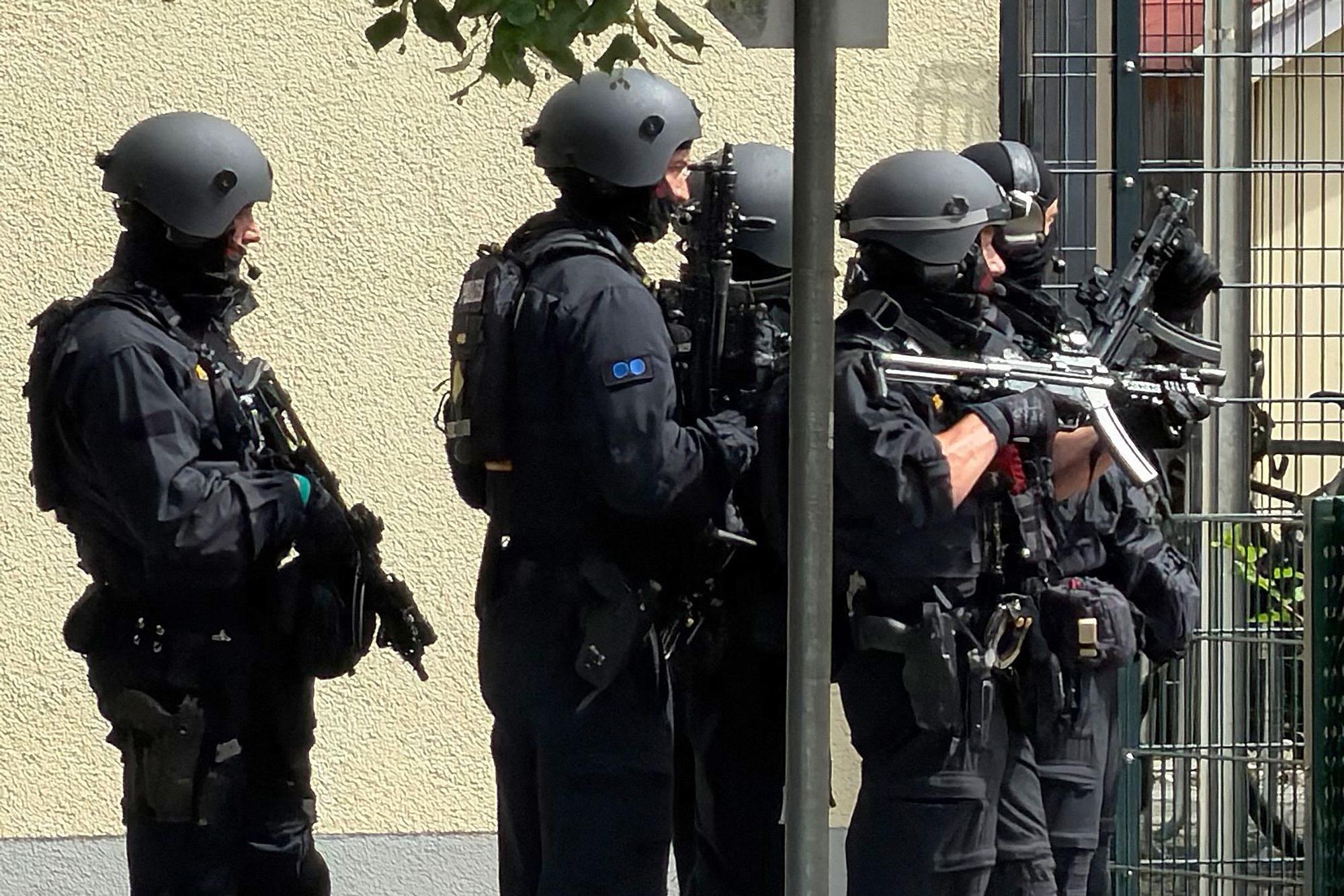 Schwerbewaffnete Polizisten stehen am Welfen-Gymnasium. Nach einem Vorfall mit mehreren Verletzten und einer Festnahme an dem Gymnasium in Oberbayern deutet laut einem Polizeisprecher vieles auf eine Amoklage hin.