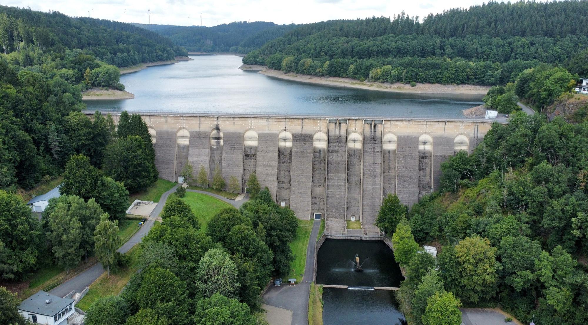 Das Luftbild, eine Drohnenaufnahme, zeigt die Staumauer der Oleftalsperre mit dem dahinterliegenden Stausse in Hellenthal im August 2025.