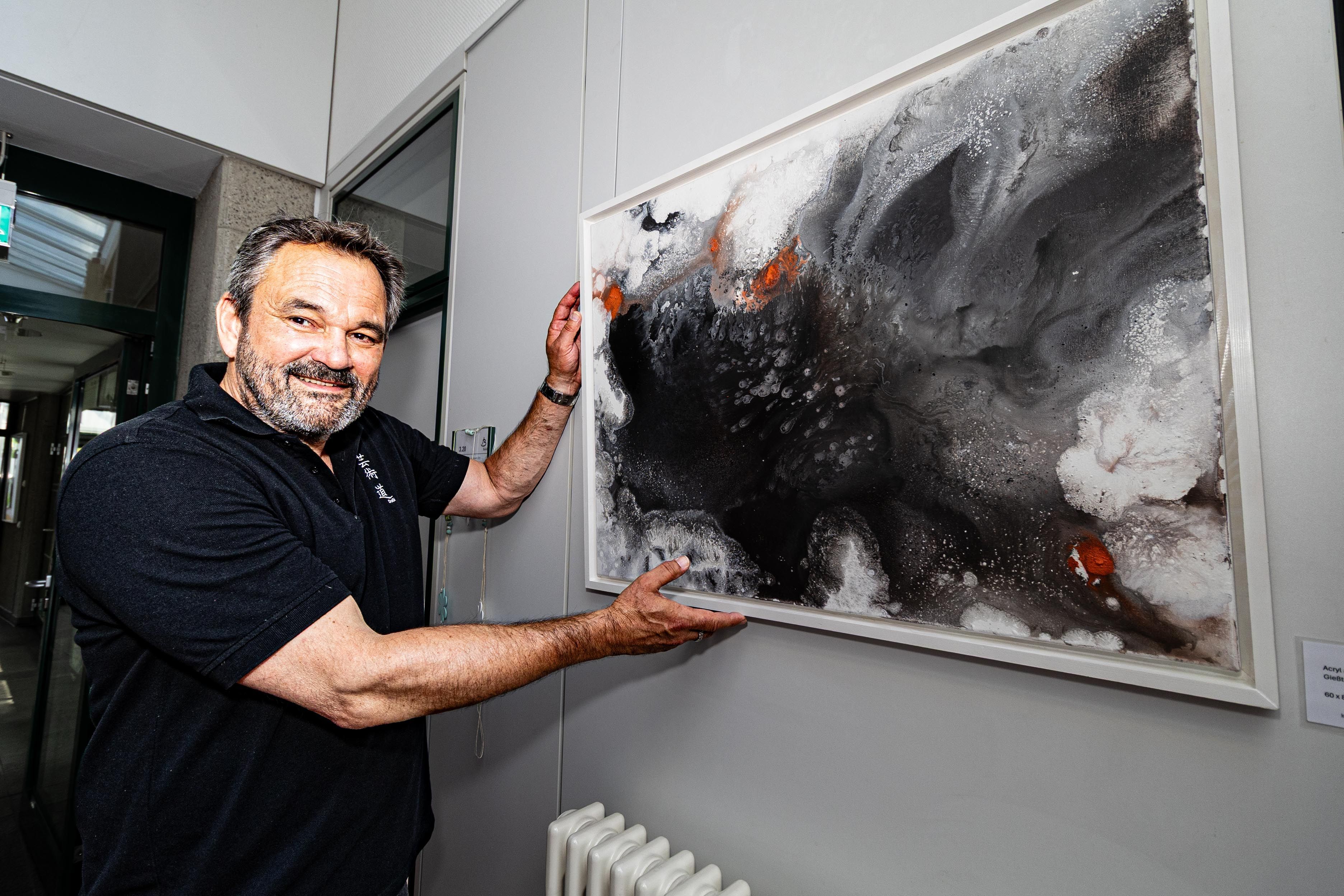 Künstler Ulrik Dietzler präsentiert sein Lieblingsfoto in der Ausstellung im Burscheider Rathaus