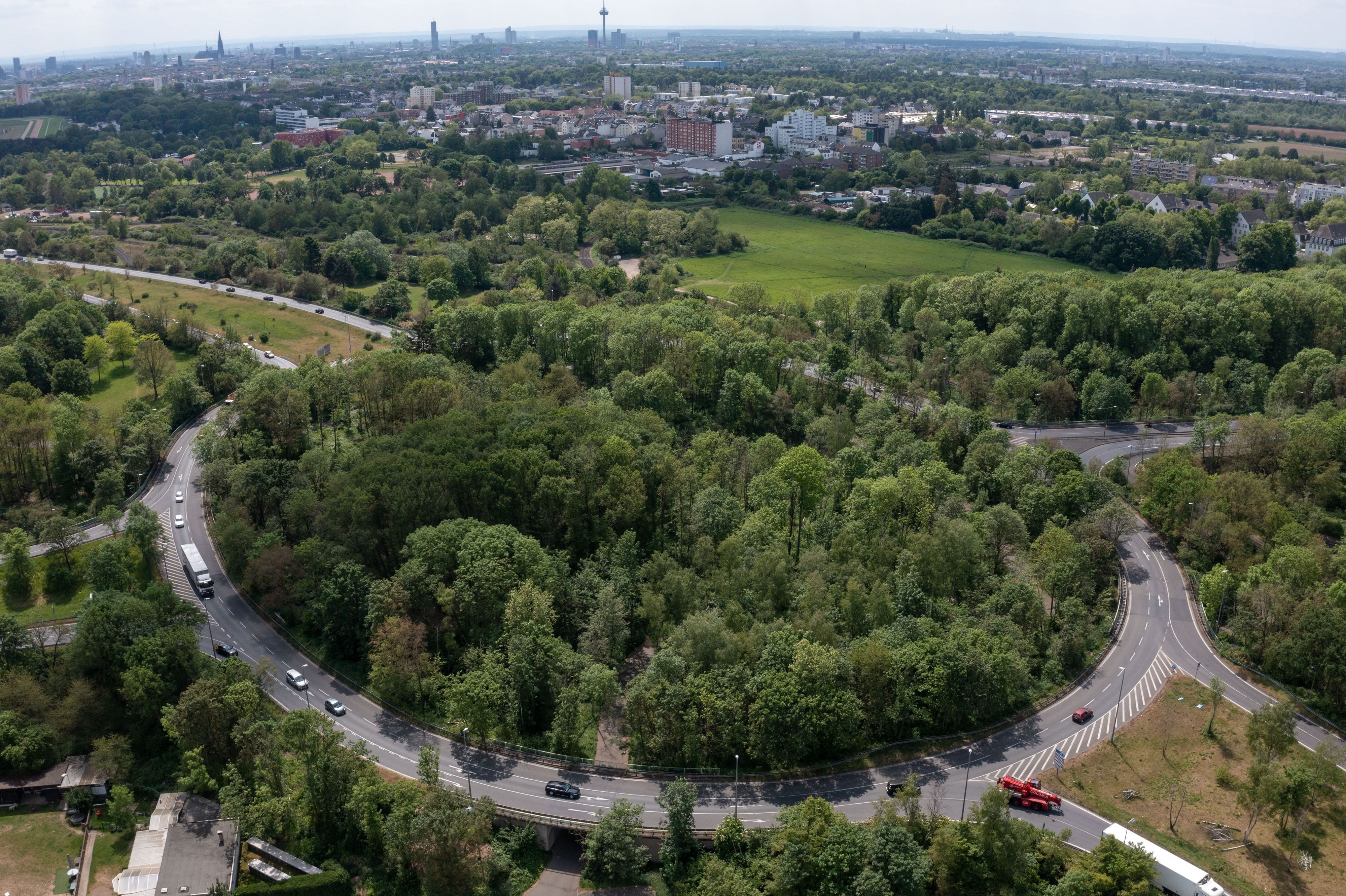 12.05.2022, Köln: Blick auf das Niehler Ei. Der Verkehrsknoten verbindet die Industriestraße (Zubringer A1) und die Bremerhavener Straße (Verlängerung Militärring) im Kölner Norden. Luftaufnahme mit Drohne. Foto: Uwe Weiser