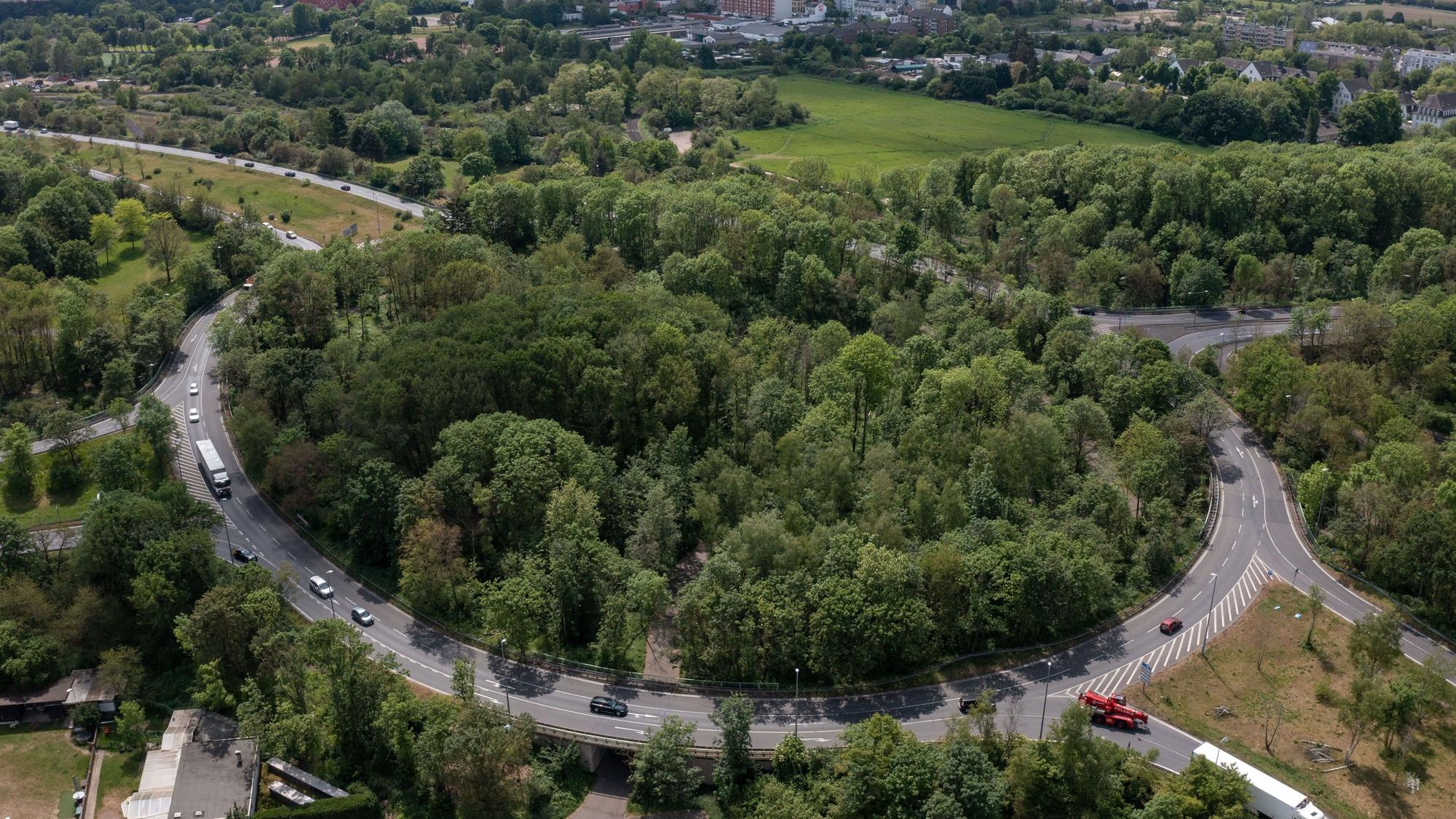 12.05.2022, Köln: Blick auf das Niehler Ei. Der Verkehrsknoten verbindet die Industriestraße (Zubringer A1) und die Bremerhavener Straße (Verlängerung Militärring) im Kölner Norden. Luftaufnahme mit Drohne. Foto: Uwe Weiser
