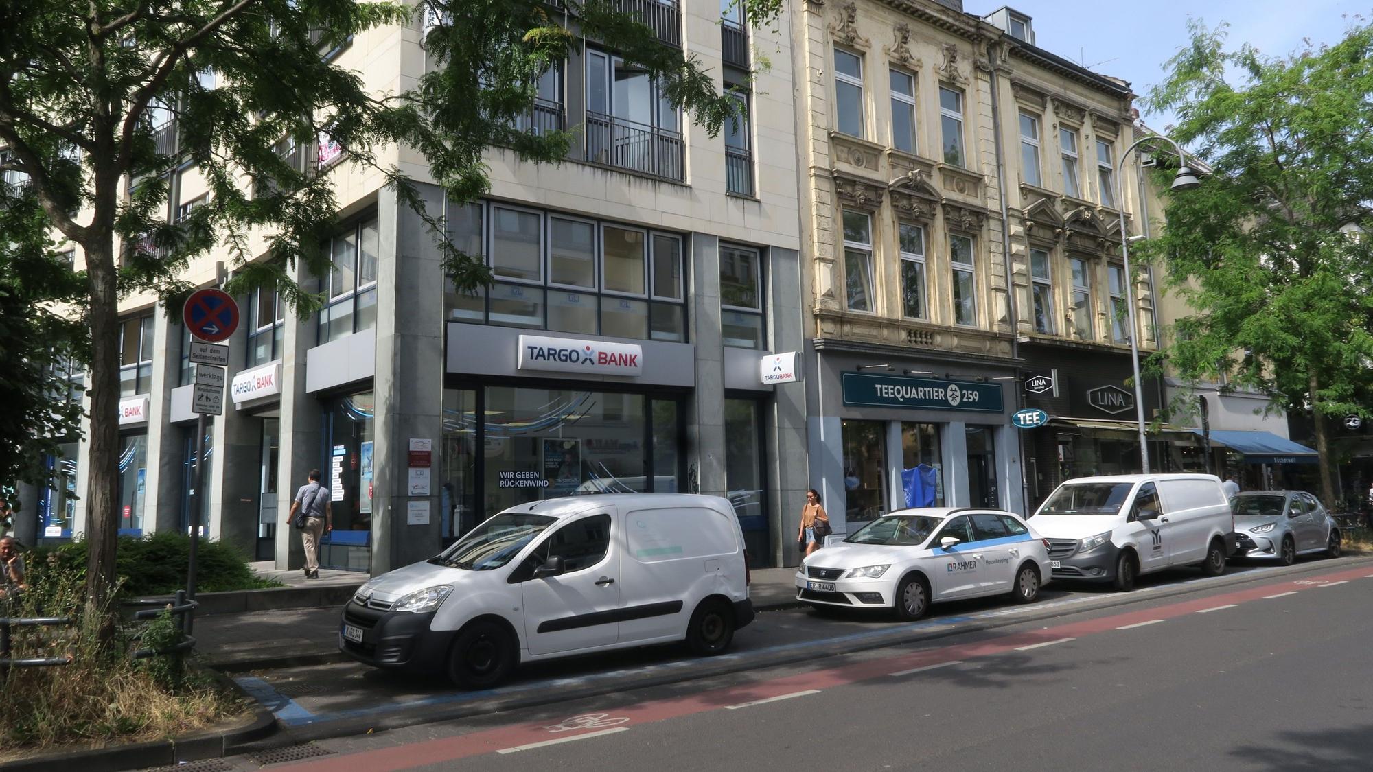 Am Straßenrand parken Liefer- oder Handwerker-Fahrzeuge.