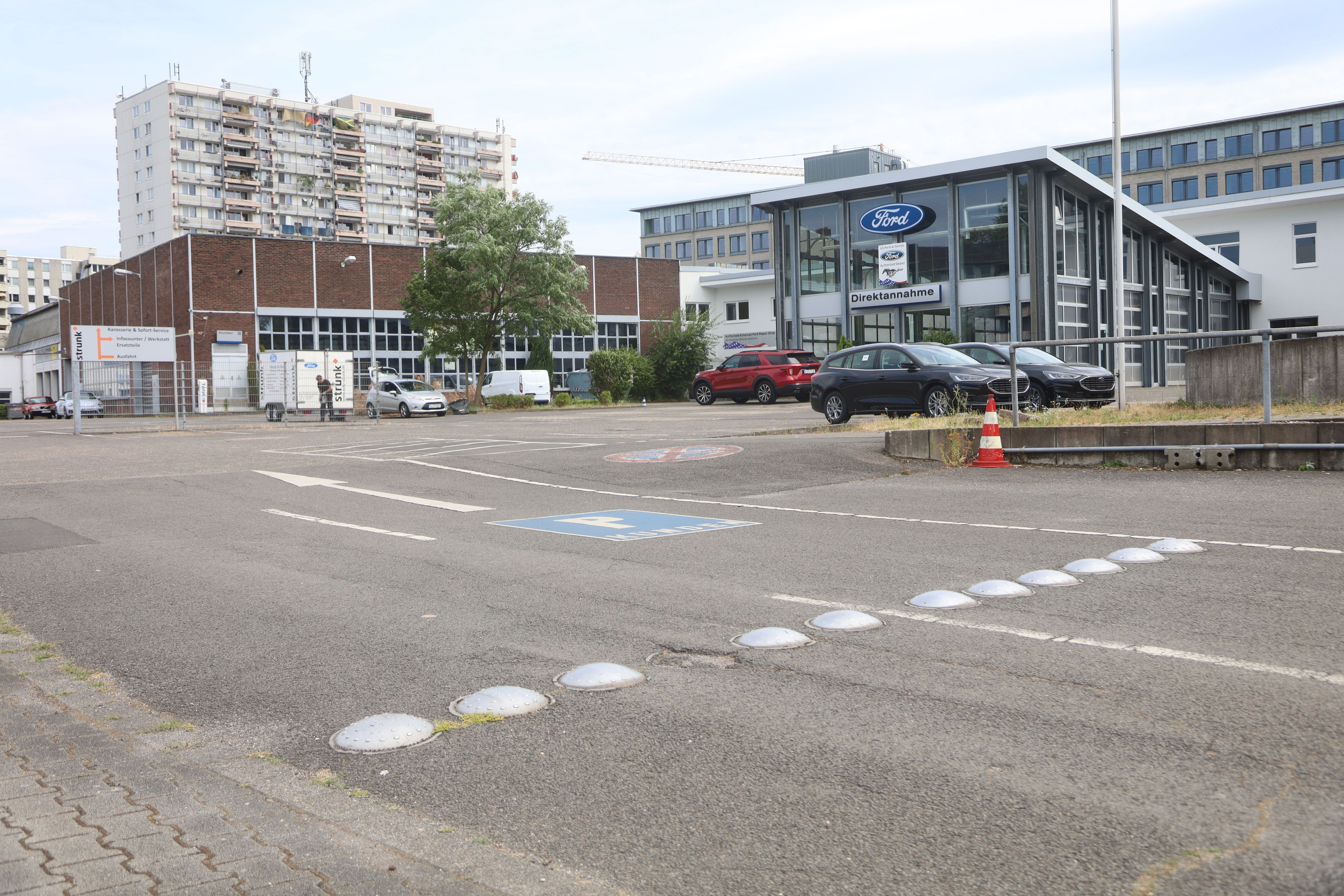 Das Gelände des früheren Autohauses Auto Strunk an der Neusser Straße.