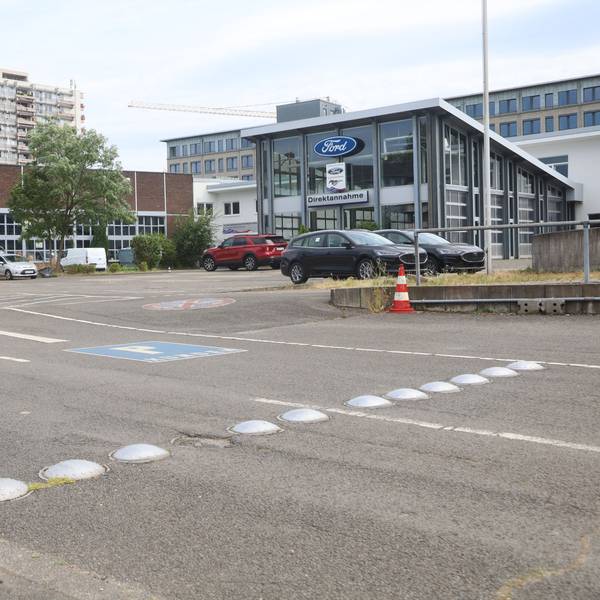 Auf dem Gelände des früheren Autohauses Strunk an der Neusser Straße soll bis 2031 ein neues Gymnasium gebaut werden – ohne Klimaanlage.
