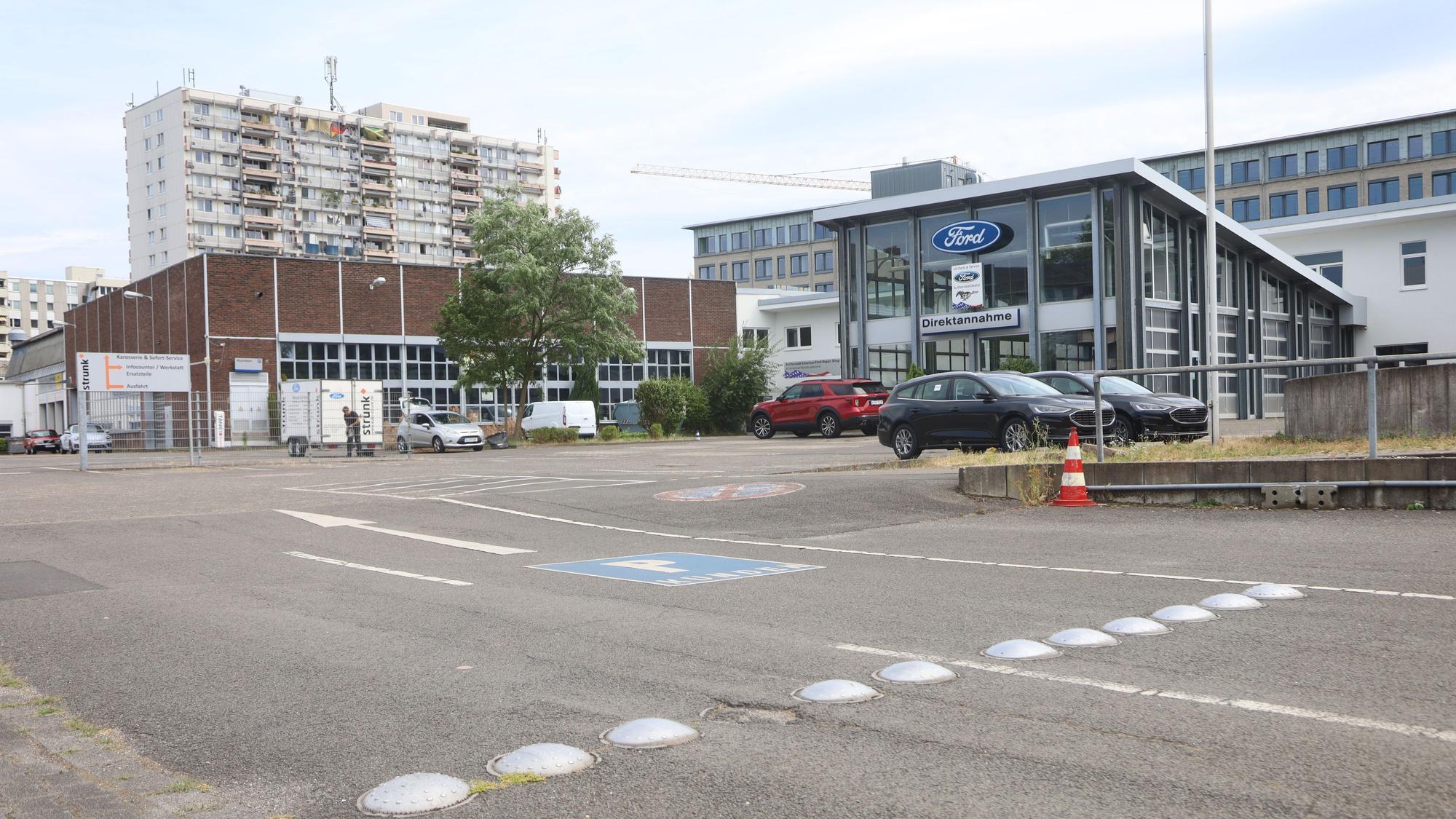 Das Gelände des früheren Autohauses Auto Strunk an der Neusser Straße.