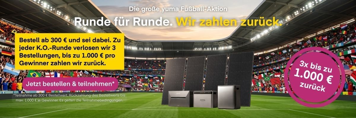 Bild zur Yuma Fußball-Aktion mit Stadion und internationalen Flaggen auf den Rängen und Balkonkraftwerk Speichern auf Fußball Rasen.