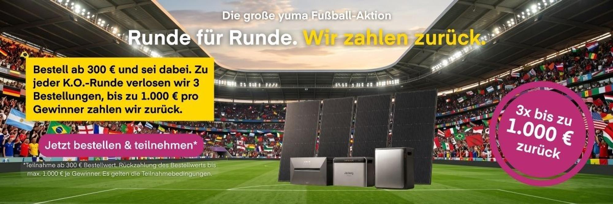 Bild zur Yuma Fußball-Aktion mit Stadion und internationalen Flaggen auf den Rängen und Balkonkraftwerk Speichern auf Fußball Rasen.