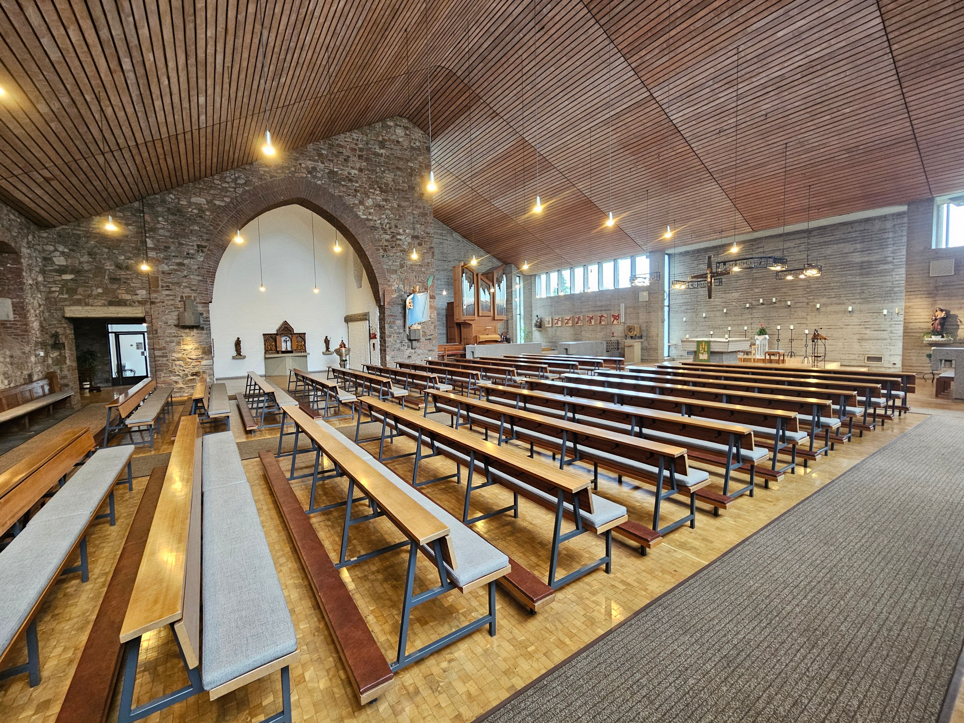 Das Bild zeigt den leeren Kirchenraum.