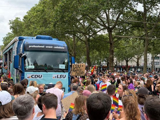 Der Wagen der CDU war während der CSD-Demonstration in Köln Buhrufen ausgesetzt.