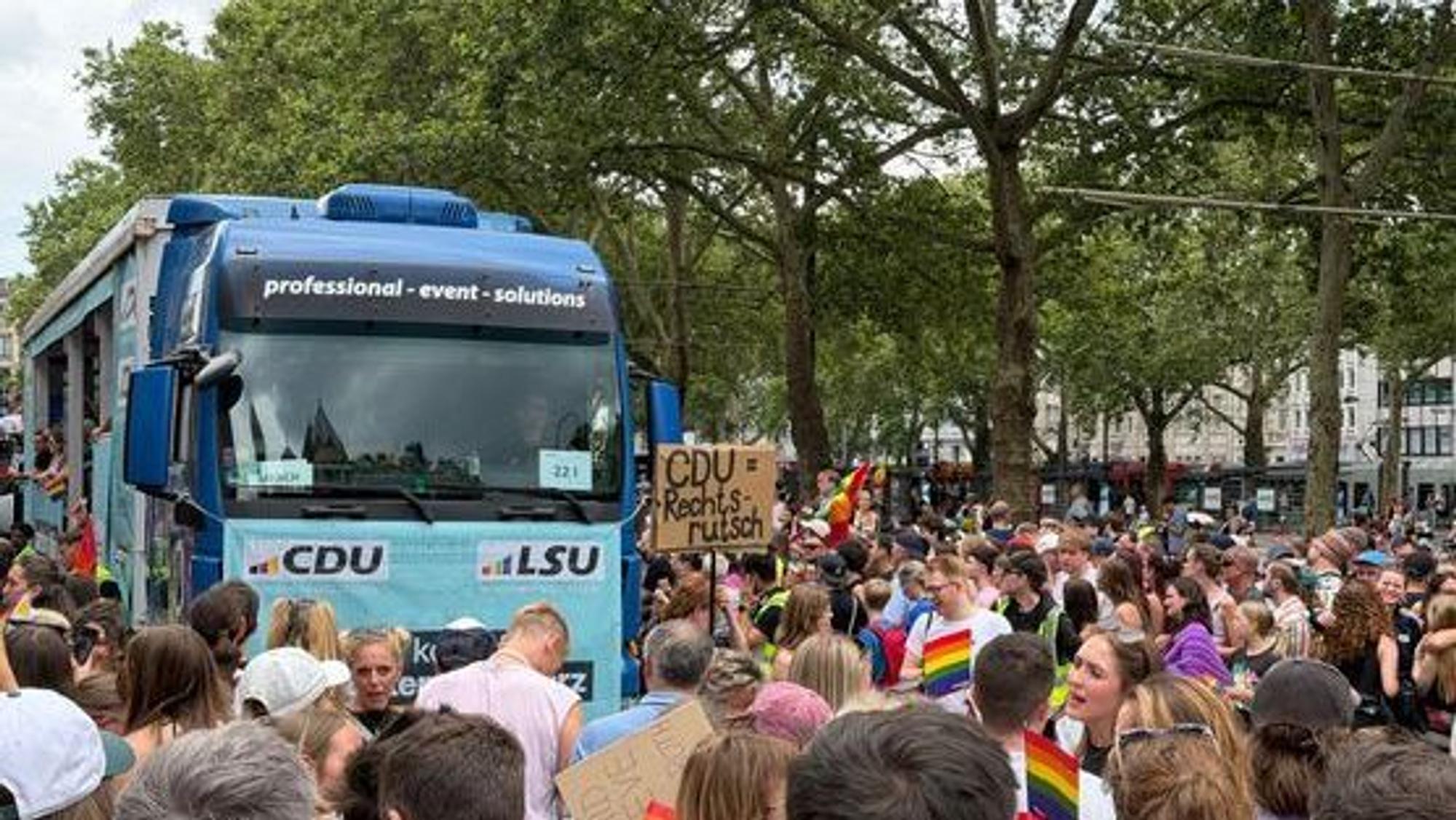 Der Wagen der CDU war während der CSD-Demonstration in Köln Buhrufen ausgesetzt.