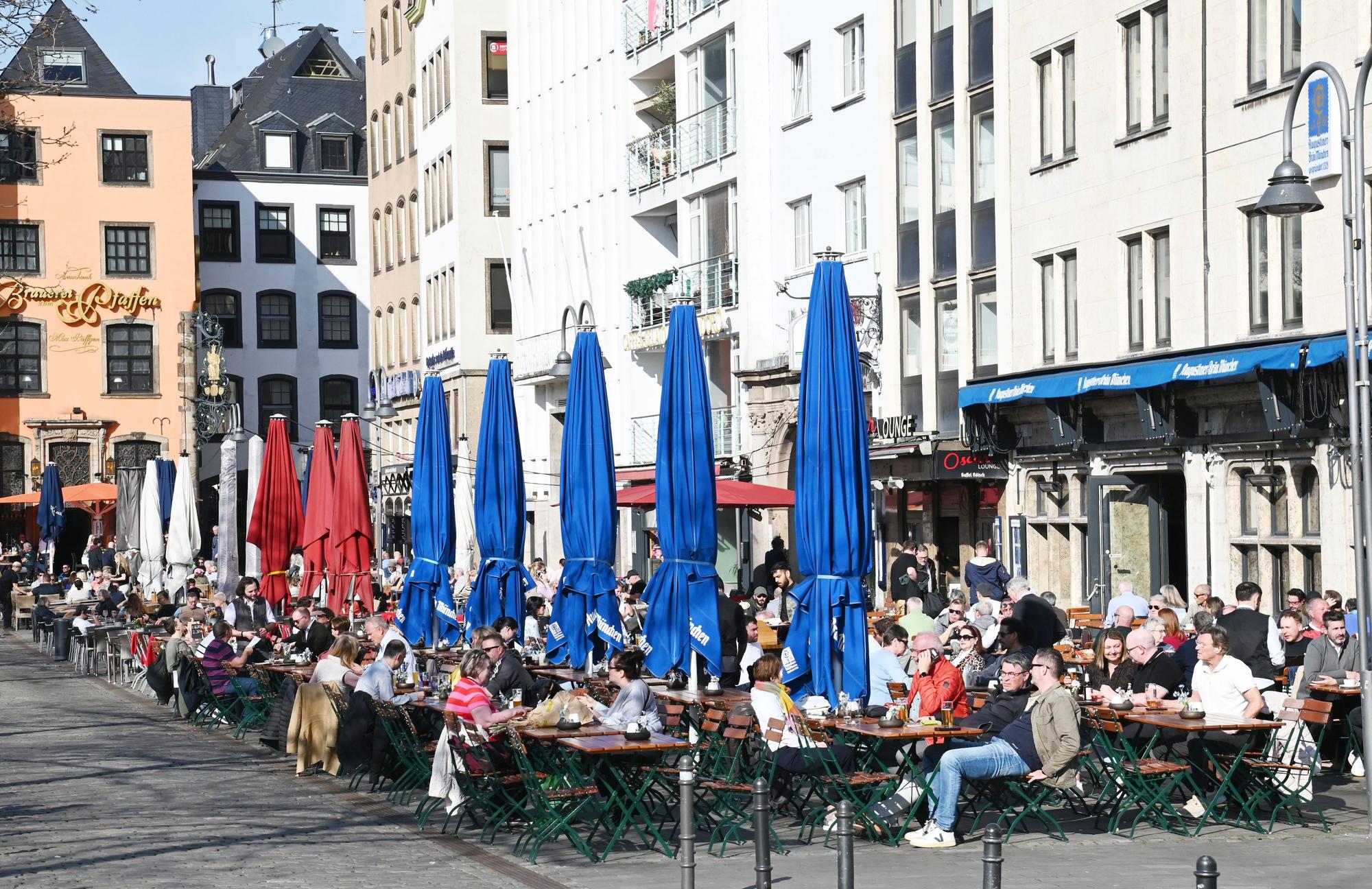 Gut gefüllt sind die Tische der Außengastronomie auf dem Heumarkt.