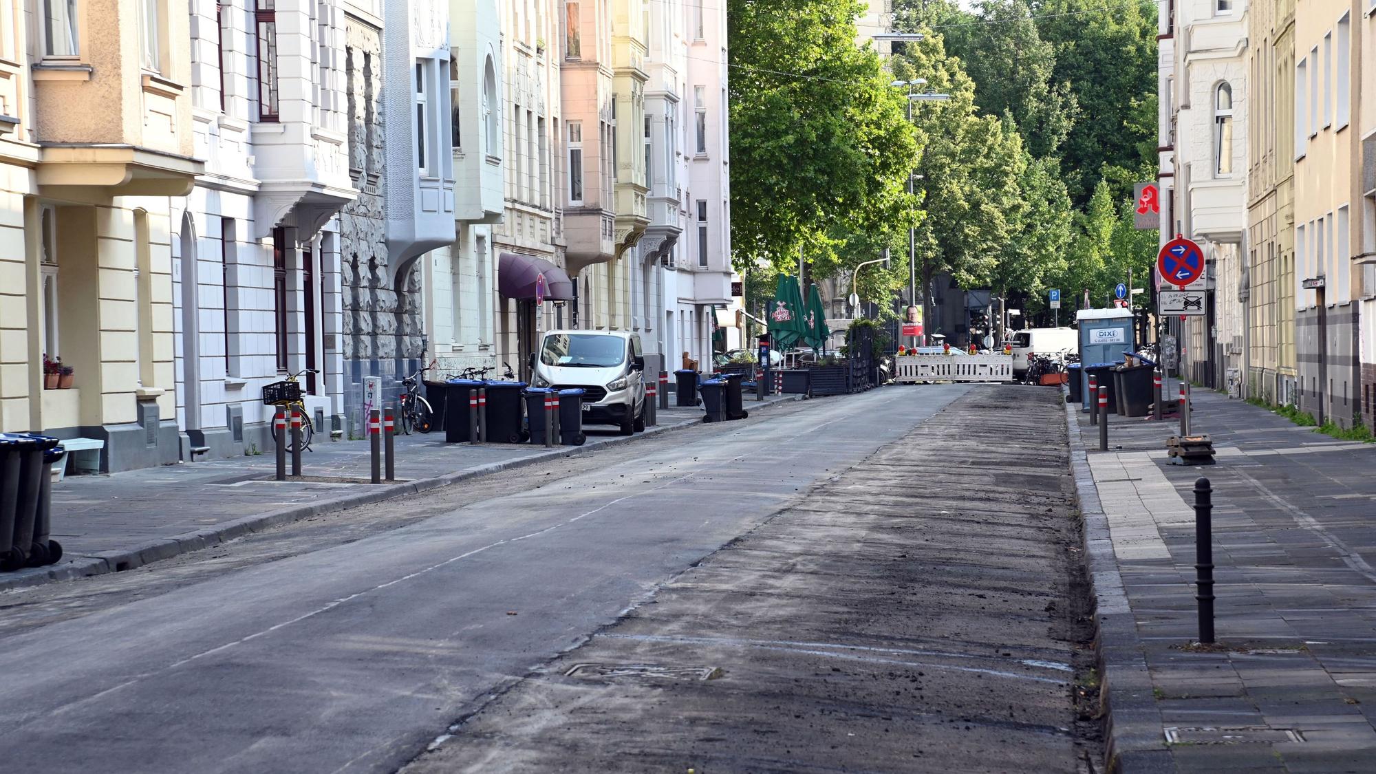 Zurückgebaute Parkplätze und Parkverbotsschild in der Ewaldistraße