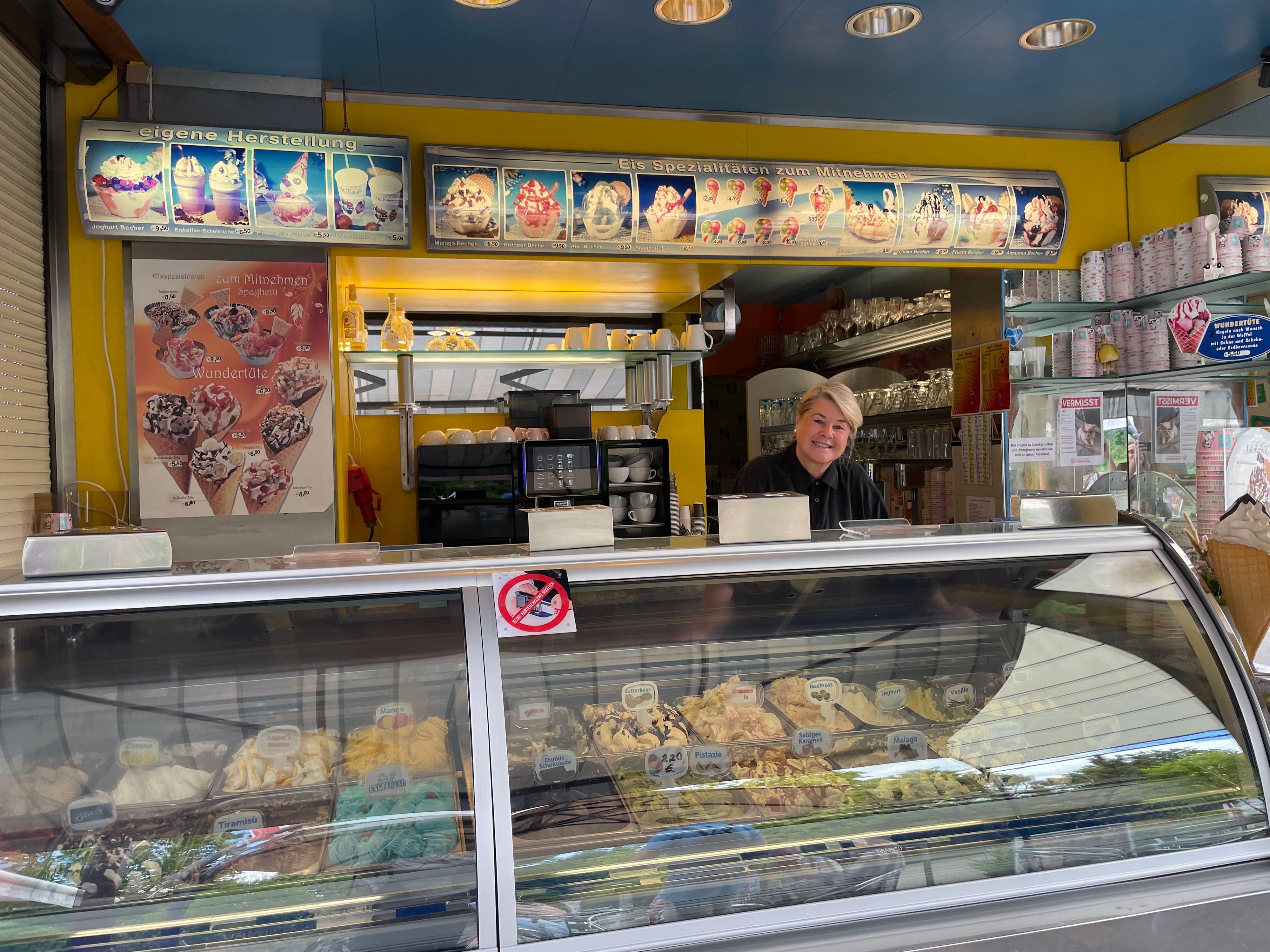 Das Eiscafé Geli liegt direkt am Marktplatz der Zündorfer Groov und ist damit ein idealer Zwischenstopp für Spaziergängerinnen und Spaziergänger.