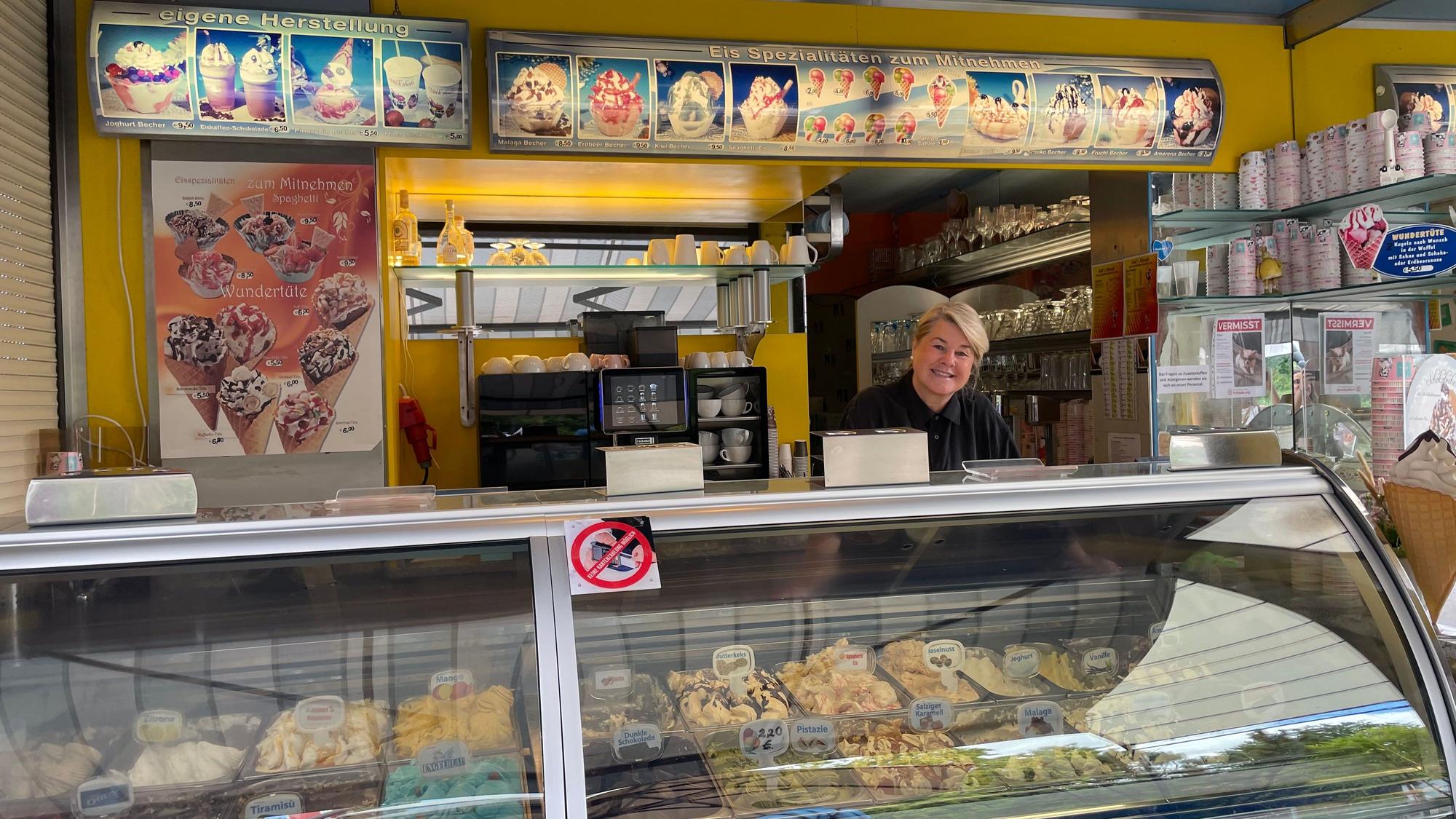 Das Eiscafé Geli liegt direkt am Marktplatz der Zündorfer Groov und ist damit ein idealer Zwischenstopp für Spaziergängerinnen und Spaziergänger.