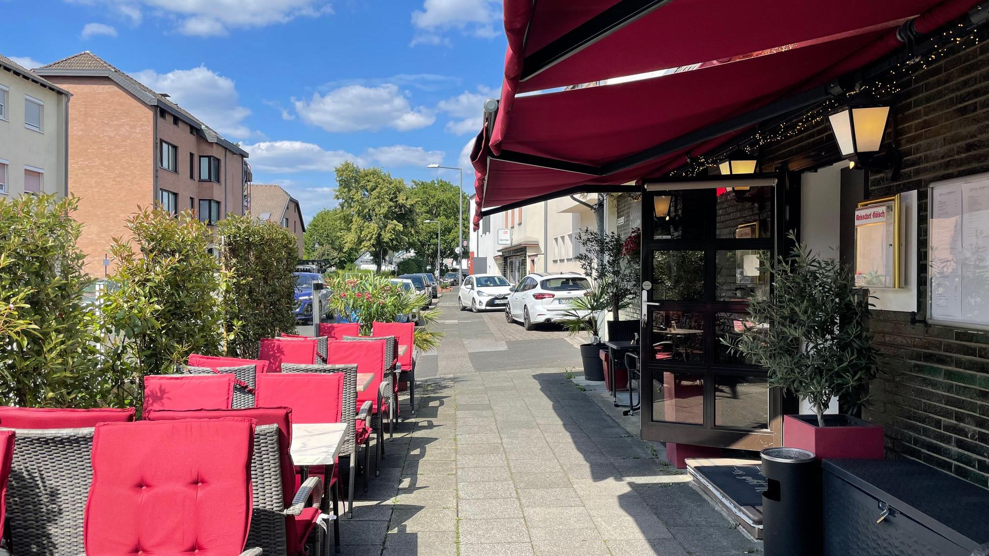 Eingangs- und Außenbereich des Restaurants Haus Zündorf in Köln-Zündorf