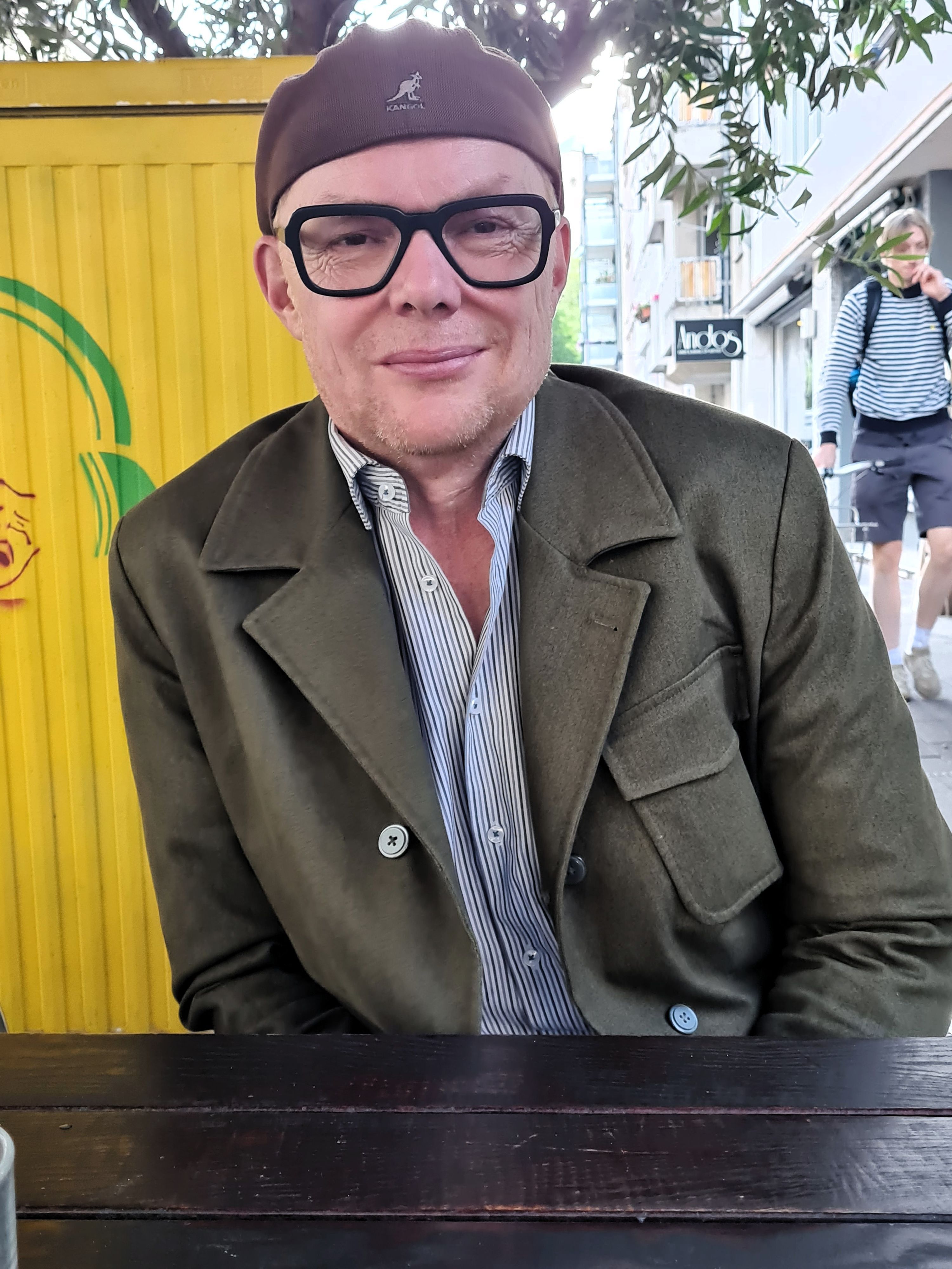 Nahaufnahme von Hektor Haarkötter, er trägt Brille und eine Kappe