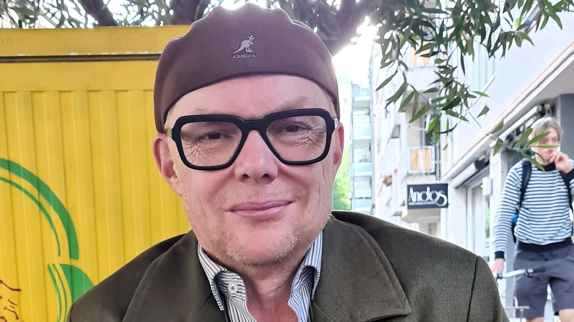 Nahaufnahme von Hektor Haarkötter, er trägt Brille und eine Kappe