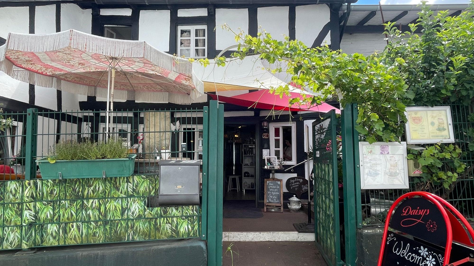 Eingang zu Daisys Tearoom und Garden in Köln-Zündorf