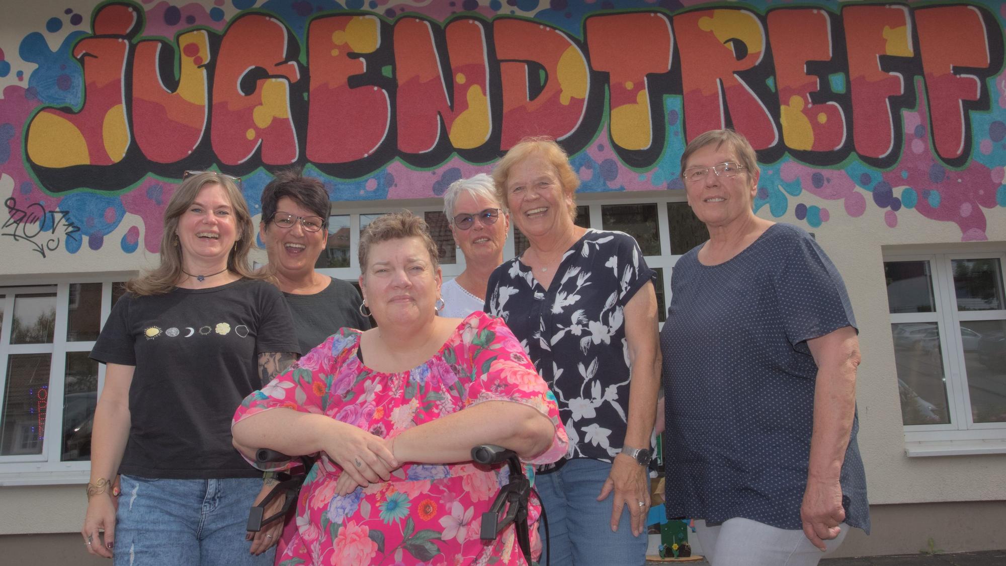 Gruppenfoto vor einem Jugendtreff.