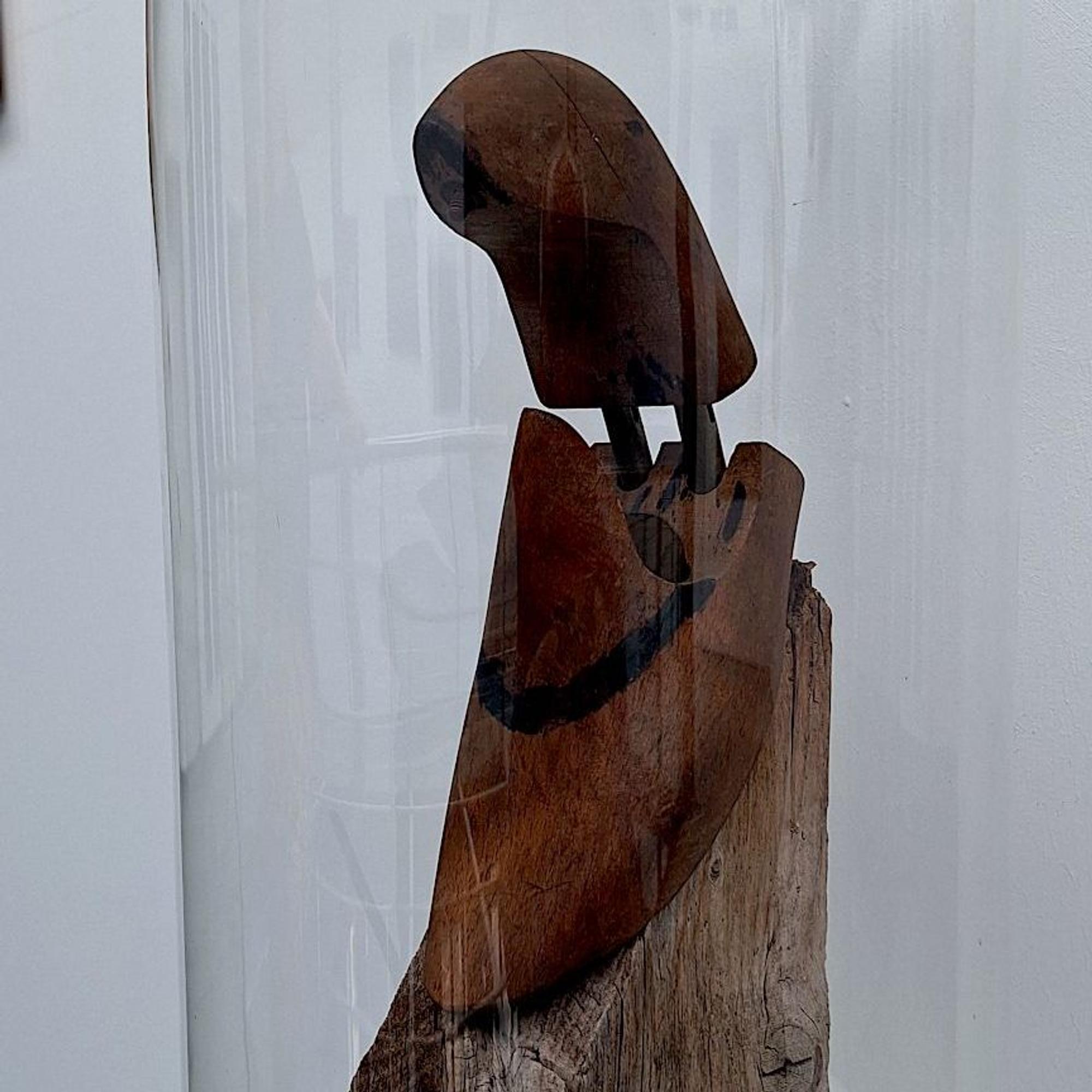 Ein Schuhspanner dient als Kopf einer hölzernen Figur.