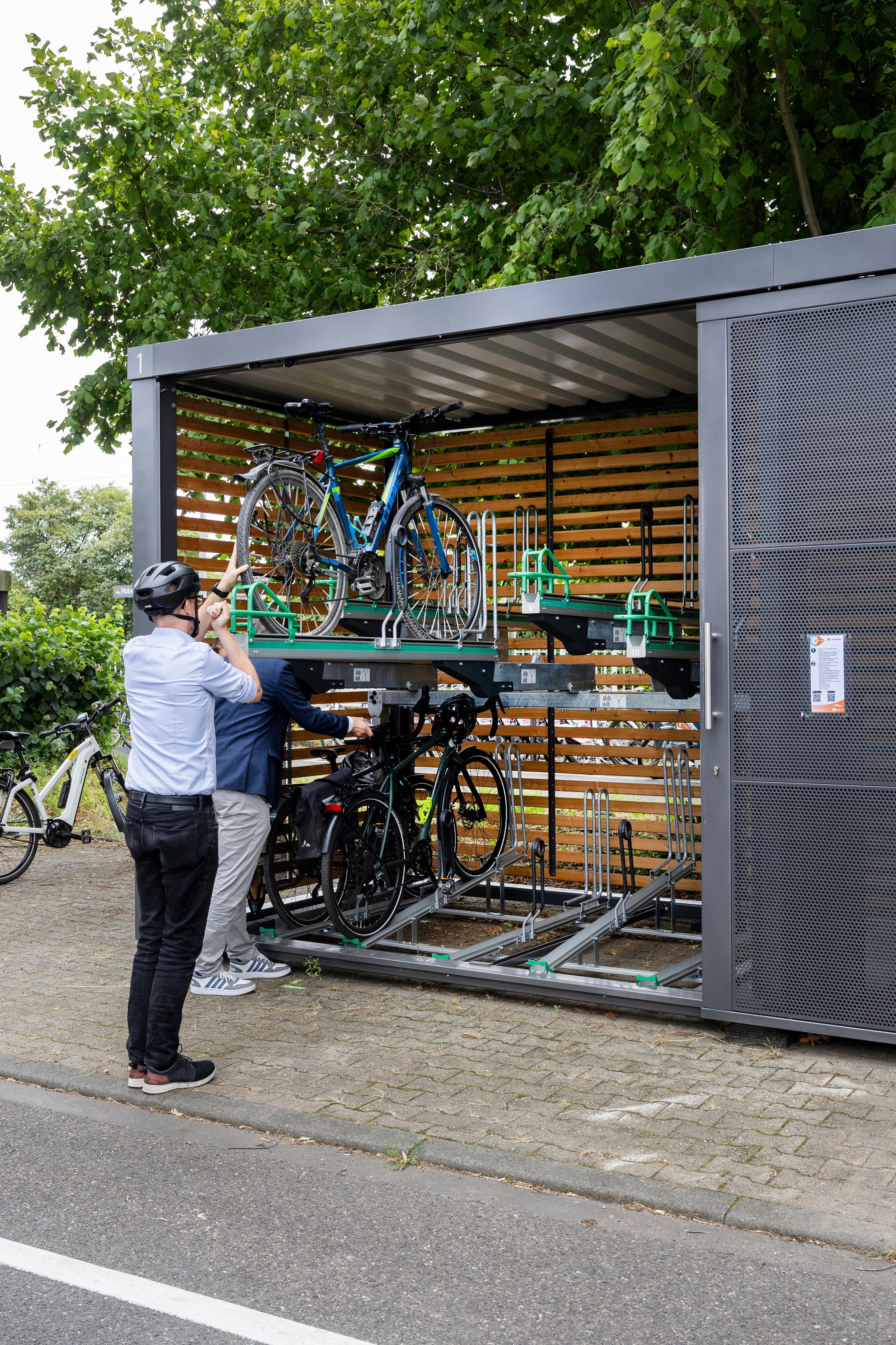 09.07.2026, Köln: Die Stadt Köln eröffnet ihre erste Fahrradsammelgarage am S-Bahnhof Holweide.
Sie will damit die Verknüpfung von Fahrradverkehr und ÖPNV stärken.

Foto: Michael Bause