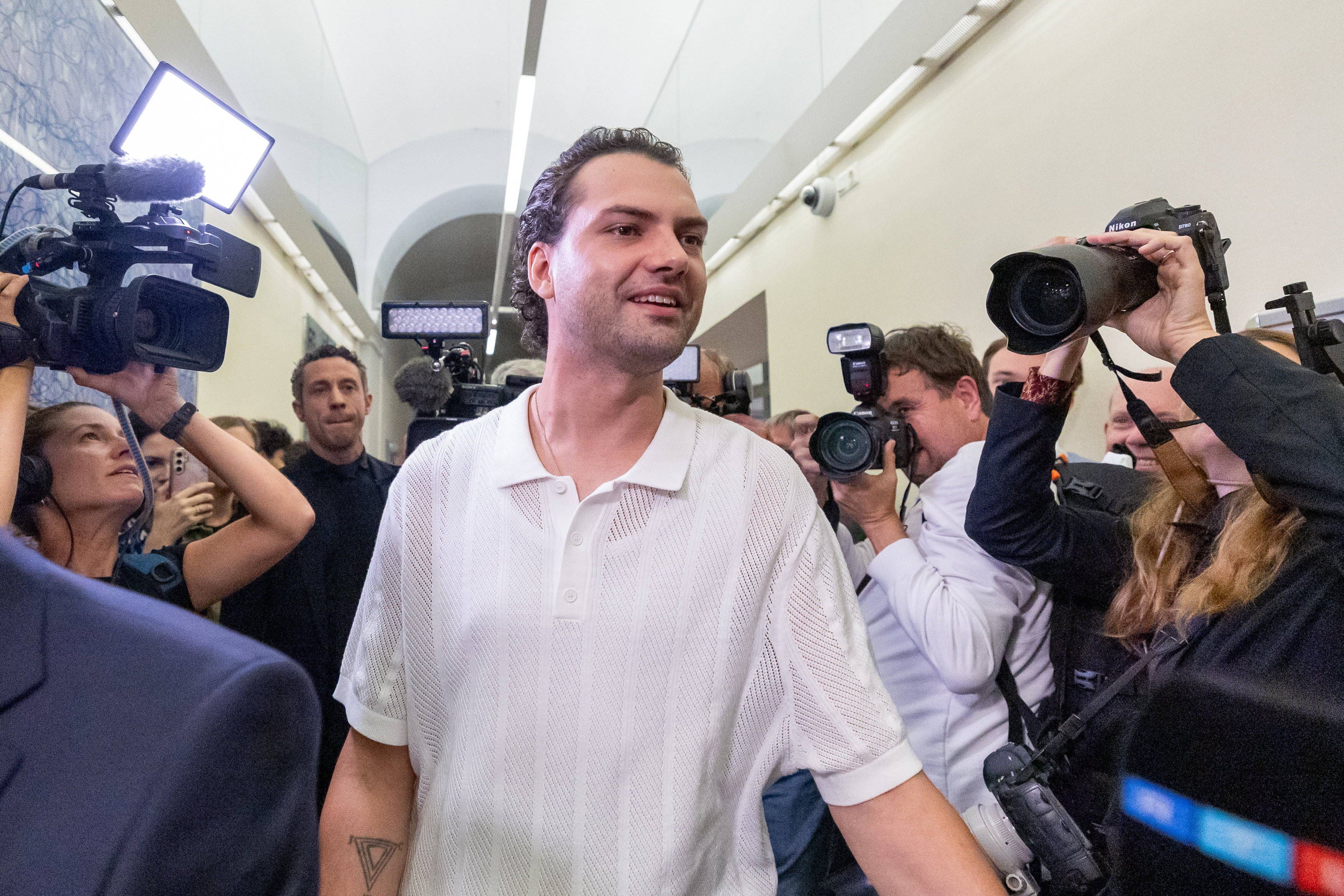 Jimi Blue Ochsenknecht umgeben von Kameras und Menschen.