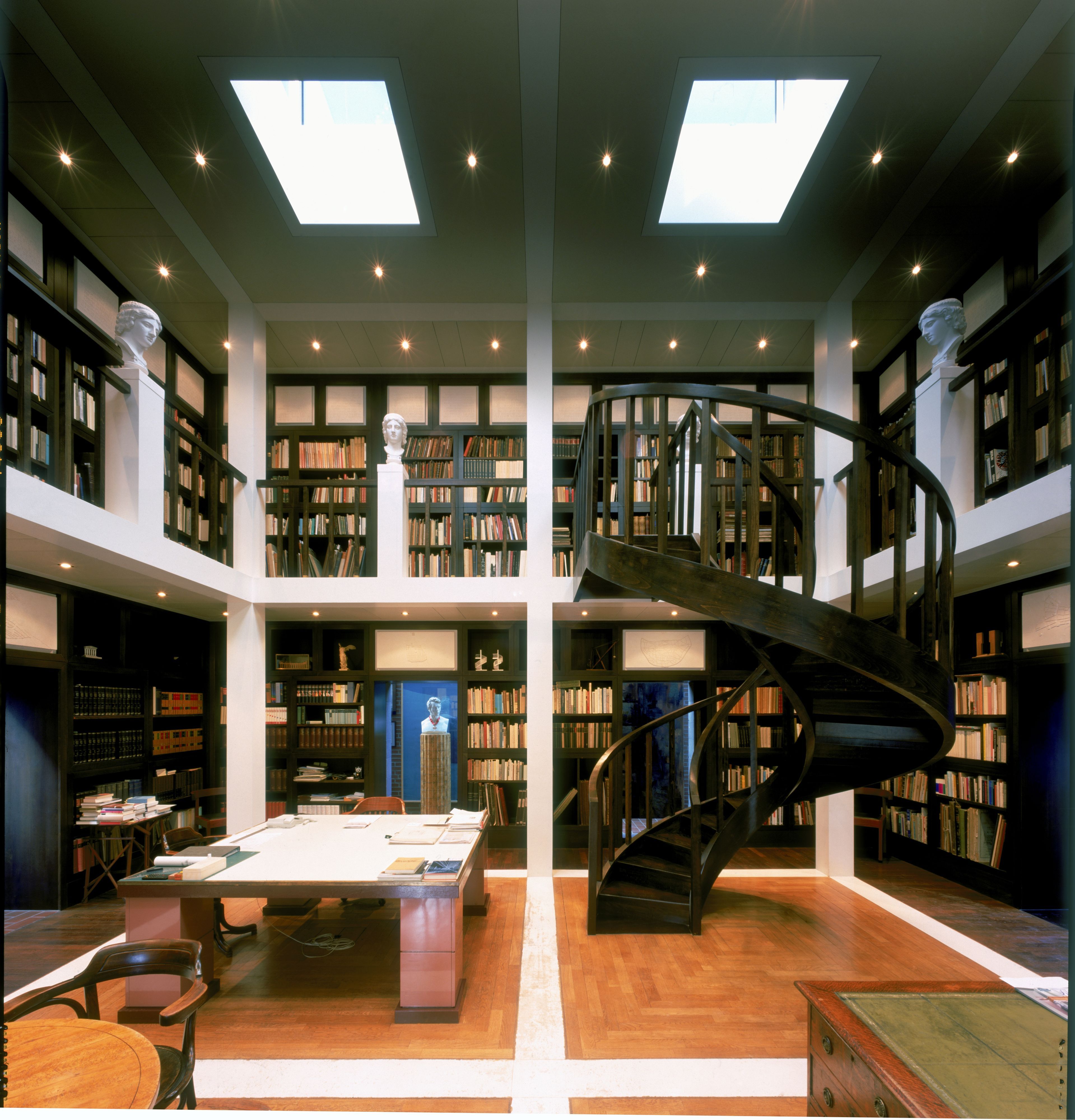 In der Bibliothek stehen Bücher und Büsten.