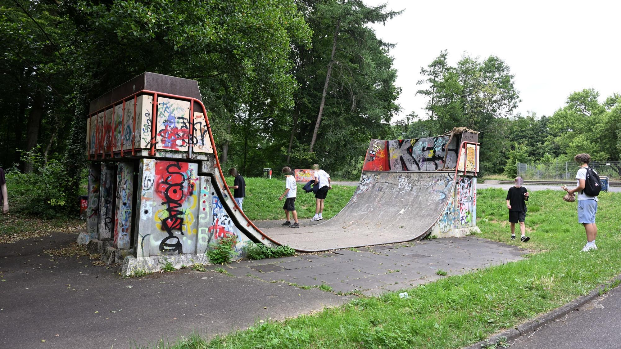 Jugendliche skaten am Skaterpark Bergisch Gladbach Saaler Mühle hinter dem Otto Hahn Schulzentrum.