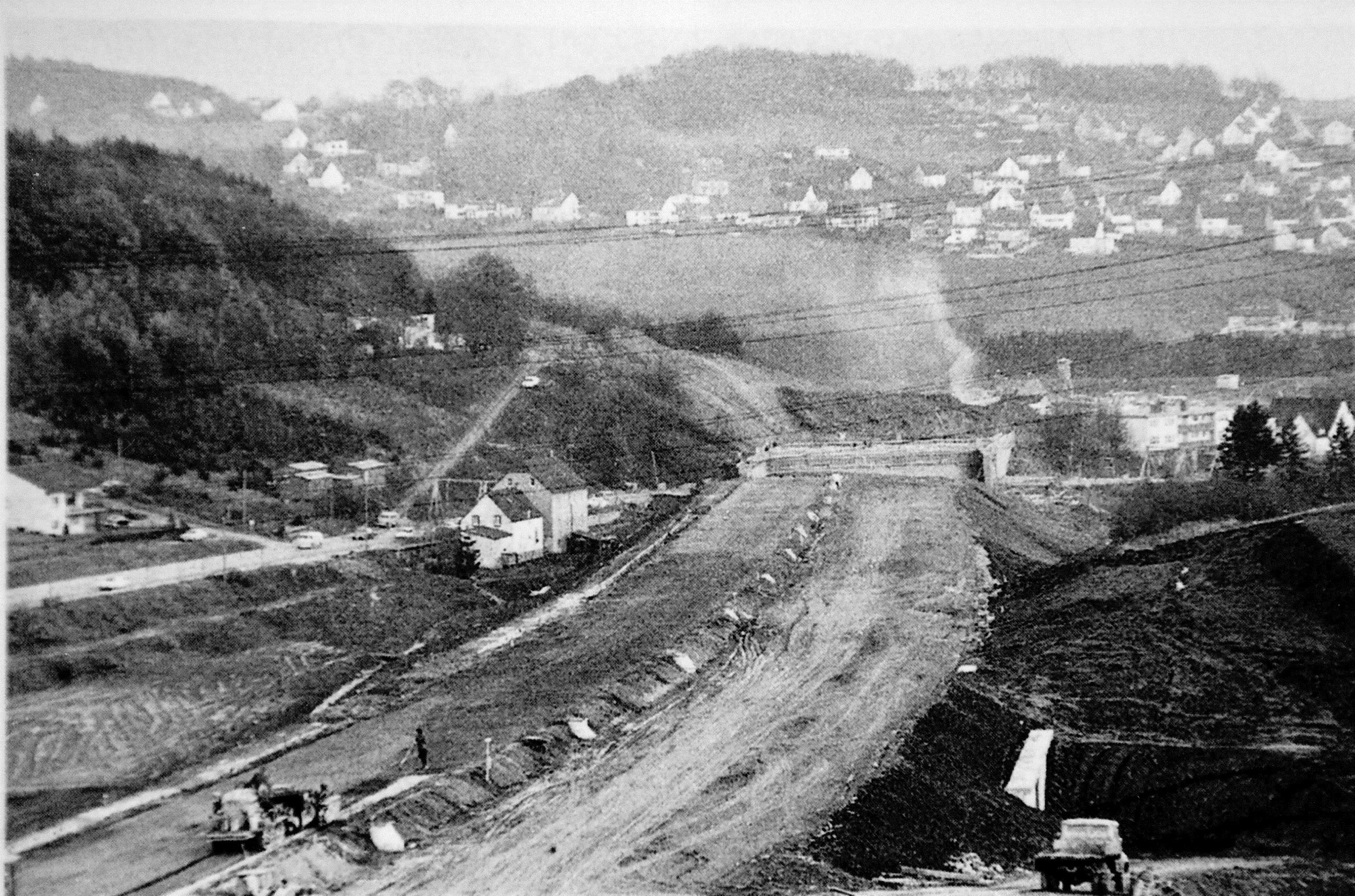 Das historische Schwarz-weiß-Foto zeigt den Bau der A4 bei Untereschbach im Jahr 1971. In der Mitte: die Autobahnbrücke, die heute so marode ist, dass sie nun abgebrochen und neu errichtet werden muss. Im Hintergrund: Neichen-Nallingen.